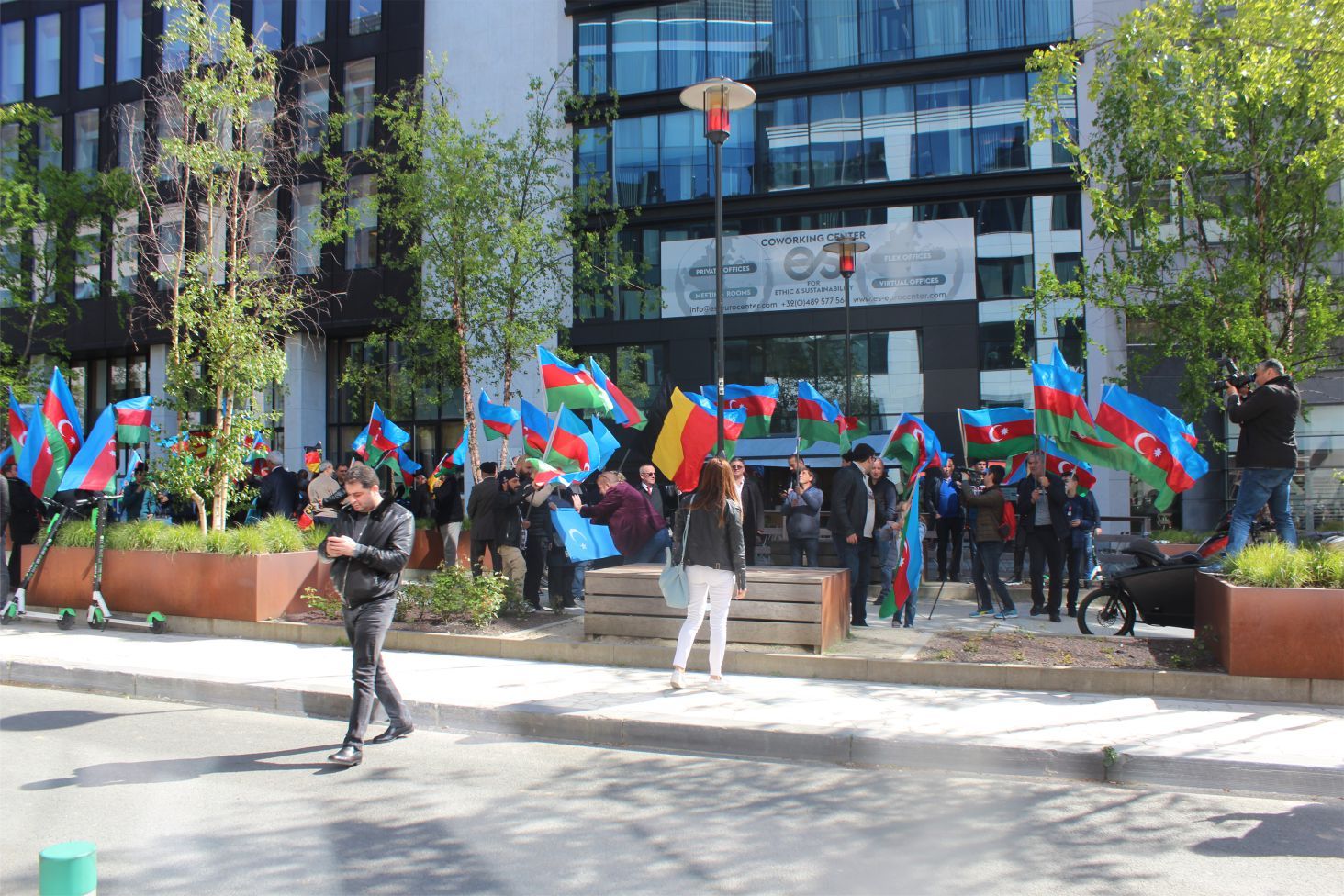 ~~AZERBAYCANLILARDAN  AVRUPAâ€™NIN  BAŞKENTİ BRÜKSELâ€™DEN CUMHURBAŞKANI İLHAM ALİYEVâ€™E  DESTEK GÖSTERİSİ