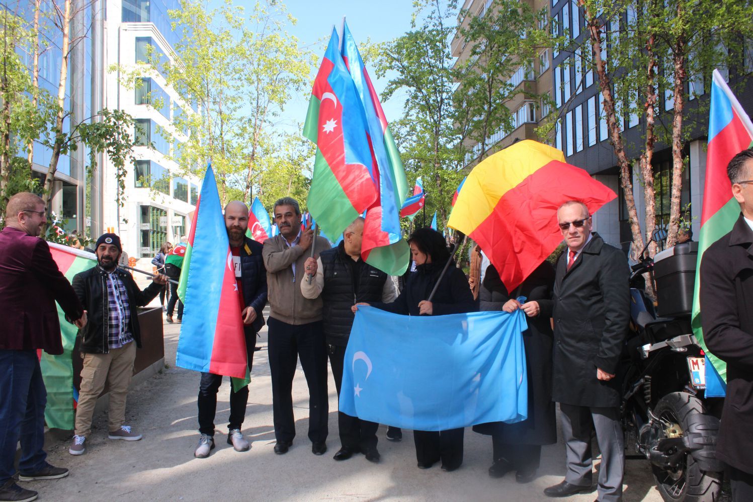 ~~AZERBAYCANLILARDAN  AVRUPAâ€™NIN  BAŞKENTİ BRÜKSELâ€™DEN CUMHURBAŞKANI İLHAM ALİYEVâ€™E  DESTEK GÖSTERİSİ