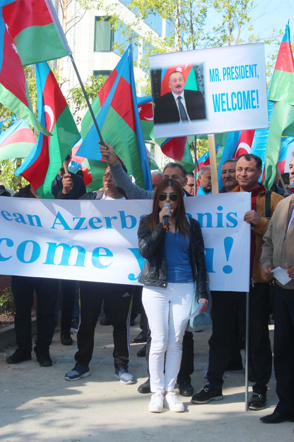 ~~AZERBAYCANLILARDAN  AVRUPAâ€™NIN  BAŞKENTİ BRÜKSELâ€™DEN CUMHURBAŞKANI İLHAM ALİYEVâ€™E  DESTEK GÖSTERİSİ