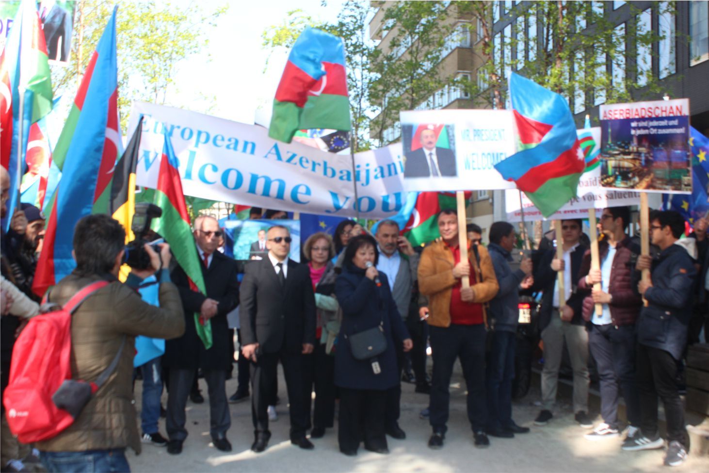 ~~AZERBAYCANLILARDAN  AVRUPAâ€™NIN  BAŞKENTİ BRÜKSELâ€™DEN CUMHURBAŞKANI İLHAM ALİYEVâ€™E  DESTEK GÖSTERİSİ