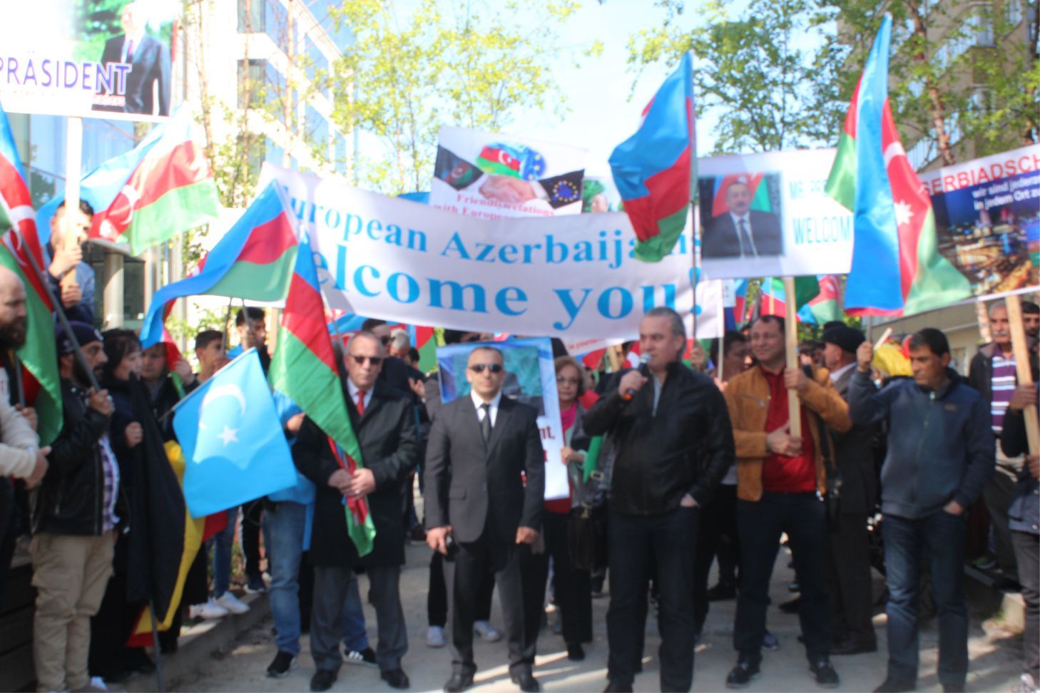 ~~AZERBAYCANLILARDAN  AVRUPAâ€™NIN  BAŞKENTİ BRÜKSELâ€™DEN CUMHURBAŞKANI İLHAM ALİYEVâ€™E  DESTEK GÖSTERİSİ