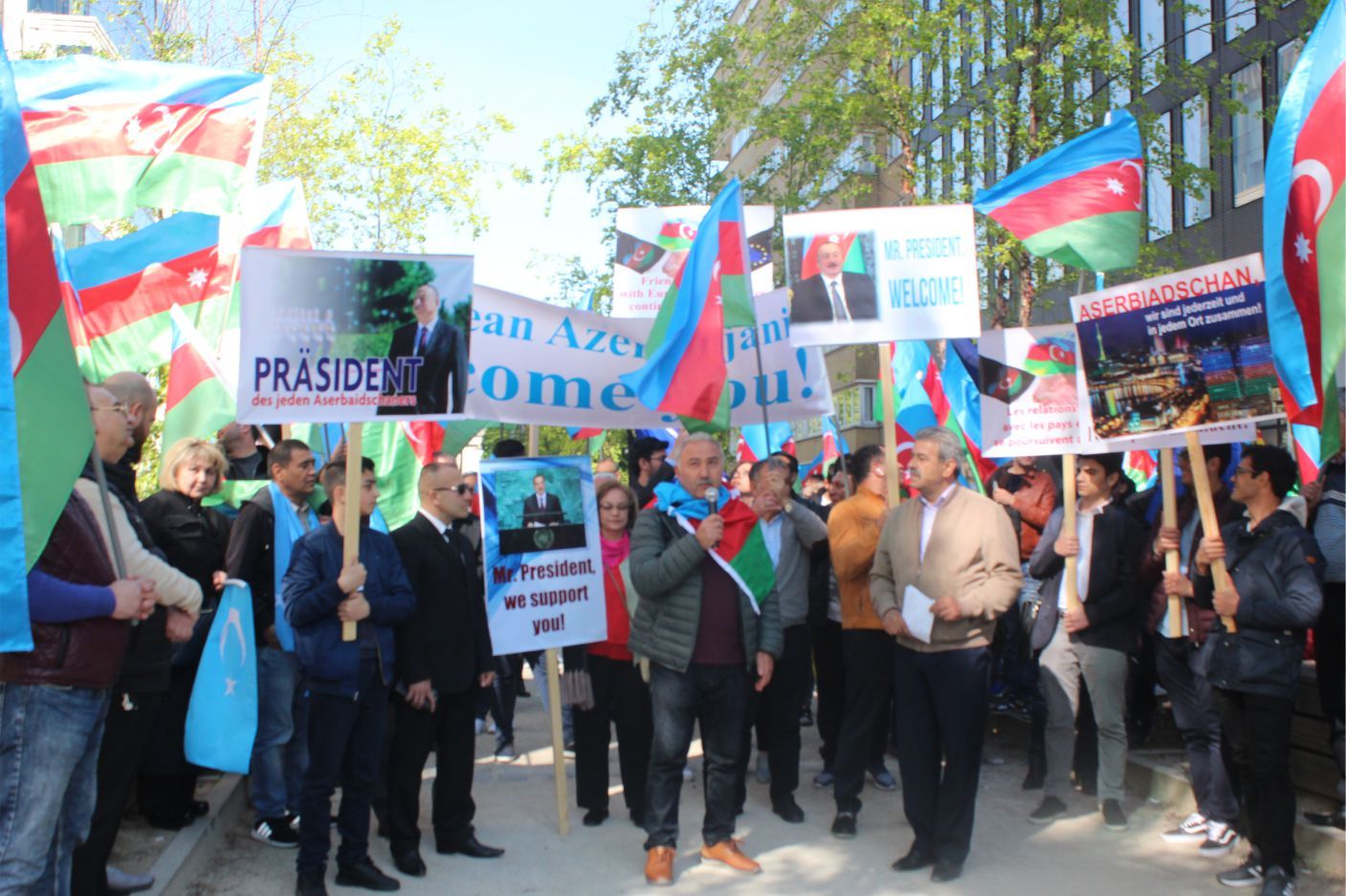 ~~AZERBAYCANLILARDAN  AVRUPAâ€™NIN  BAŞKENTİ BRÜKSELâ€™DEN CUMHURBAŞKANI İLHAM ALİYEVâ€™E  DESTEK GÖSTERİSİ