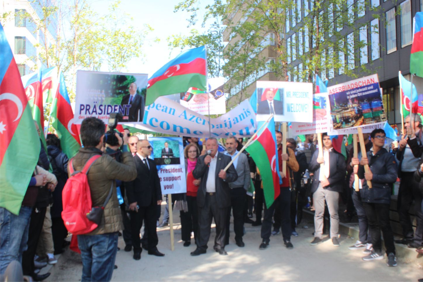 ~~AZERBAYCANLILARDAN  AVRUPAâ€™NIN  BAŞKENTİ BRÜKSELâ€™DEN CUMHURBAŞKANI İLHAM ALİYEVâ€™E  DESTEK GÖSTERİSİ
