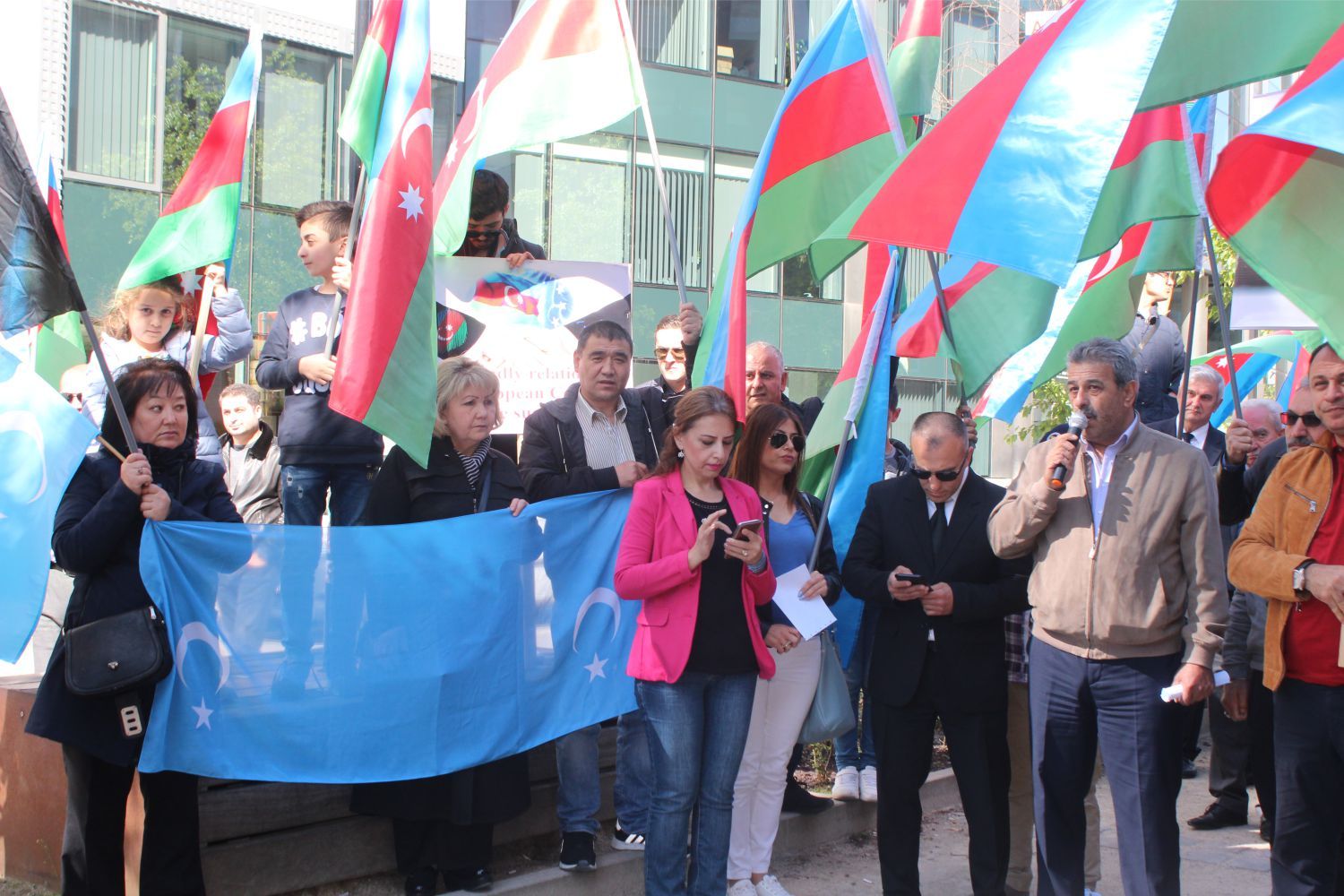~~AZERBAYCANLILARDAN  AVRUPAâ€™NIN  BAŞKENTİ BRÜKSELâ€™DEN CUMHURBAŞKANI İLHAM ALİYEVâ€™E  DESTEK GÖSTERİSİ