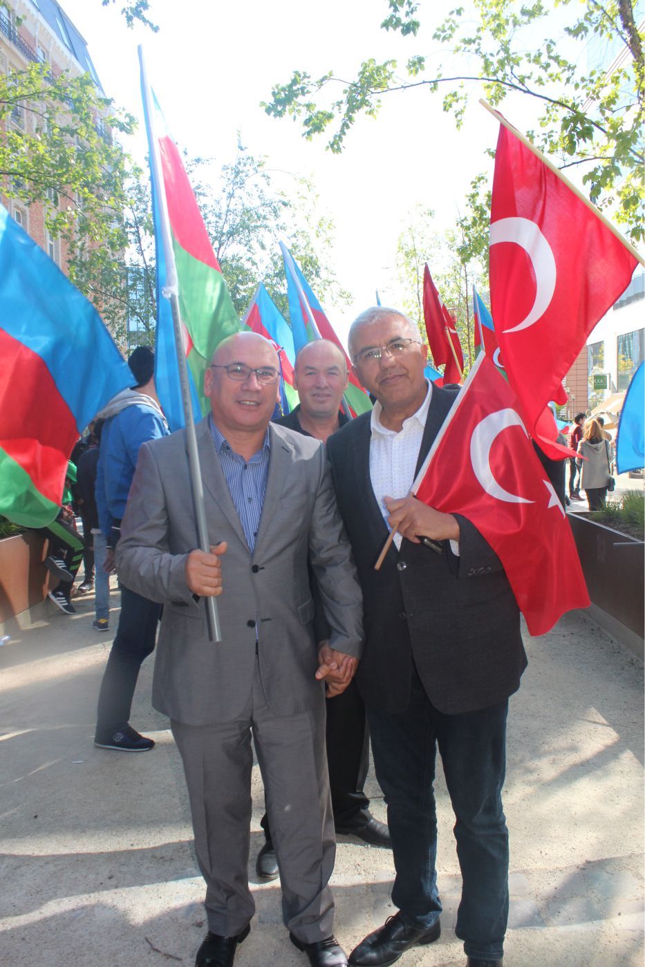 ~~AZERBAYCANLILARDAN  AVRUPAâ€™NIN  BAŞKENTİ BRÜKSELâ€™DEN CUMHURBAŞKANI İLHAM ALİYEVâ€™E  DESTEK GÖSTERİSİ