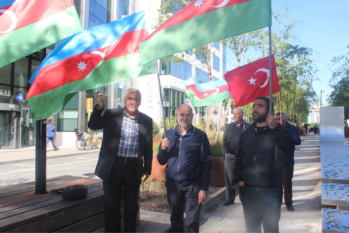 ~~AZERBAYCANLILARDAN  AVRUPAâ€™NIN  BAŞKENTİ BRÜKSELâ€™DEN CUMHURBAŞKANI İLHAM ALİYEVâ€™E  DESTEK GÖSTERİSİ