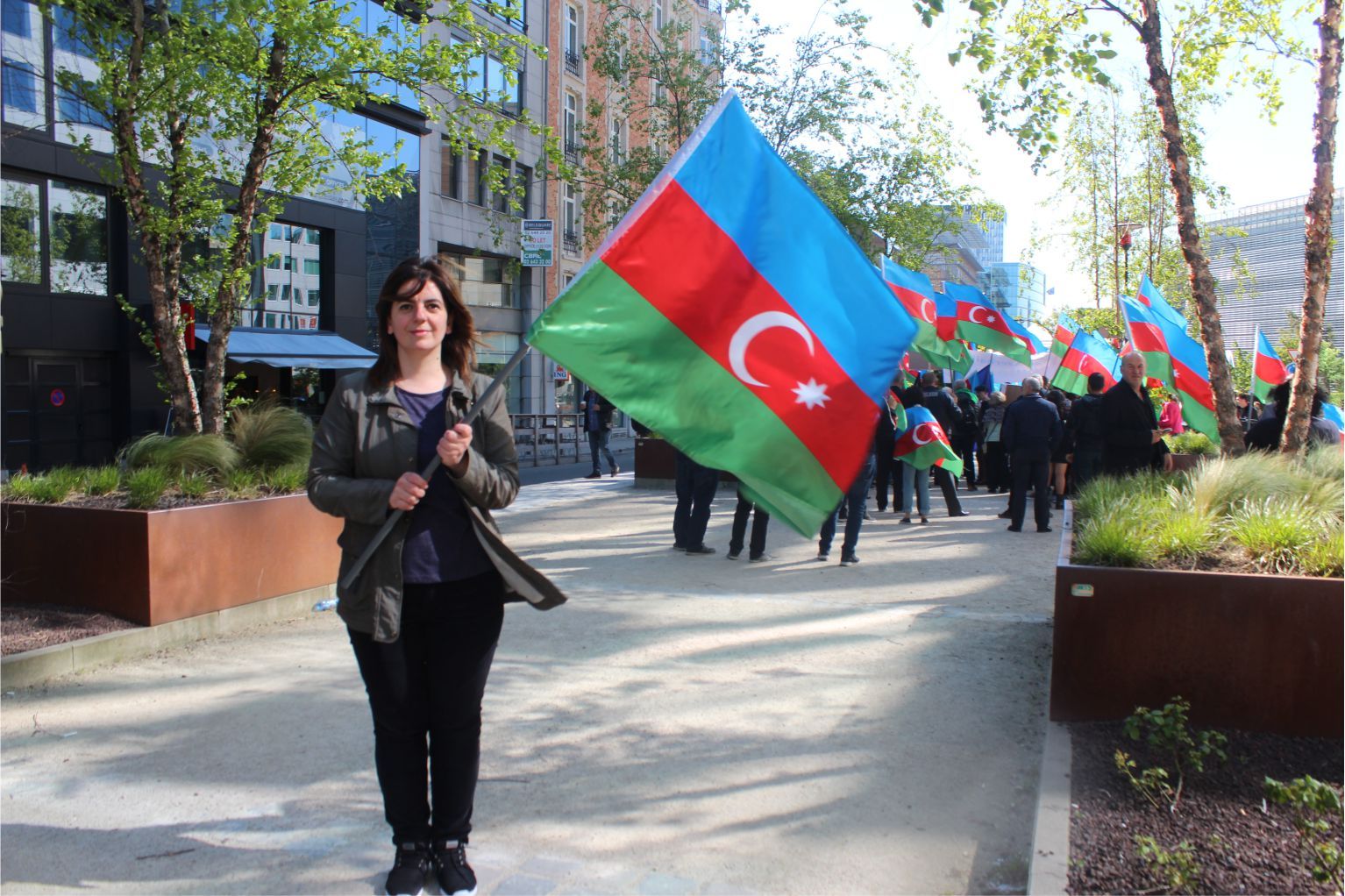 ~~AZERBAYCANLILARDAN  AVRUPAâ€™NIN  BAŞKENTİ BRÜKSELâ€™DEN CUMHURBAŞKANI İLHAM ALİYEVâ€™E  DESTEK GÖSTERİSİ