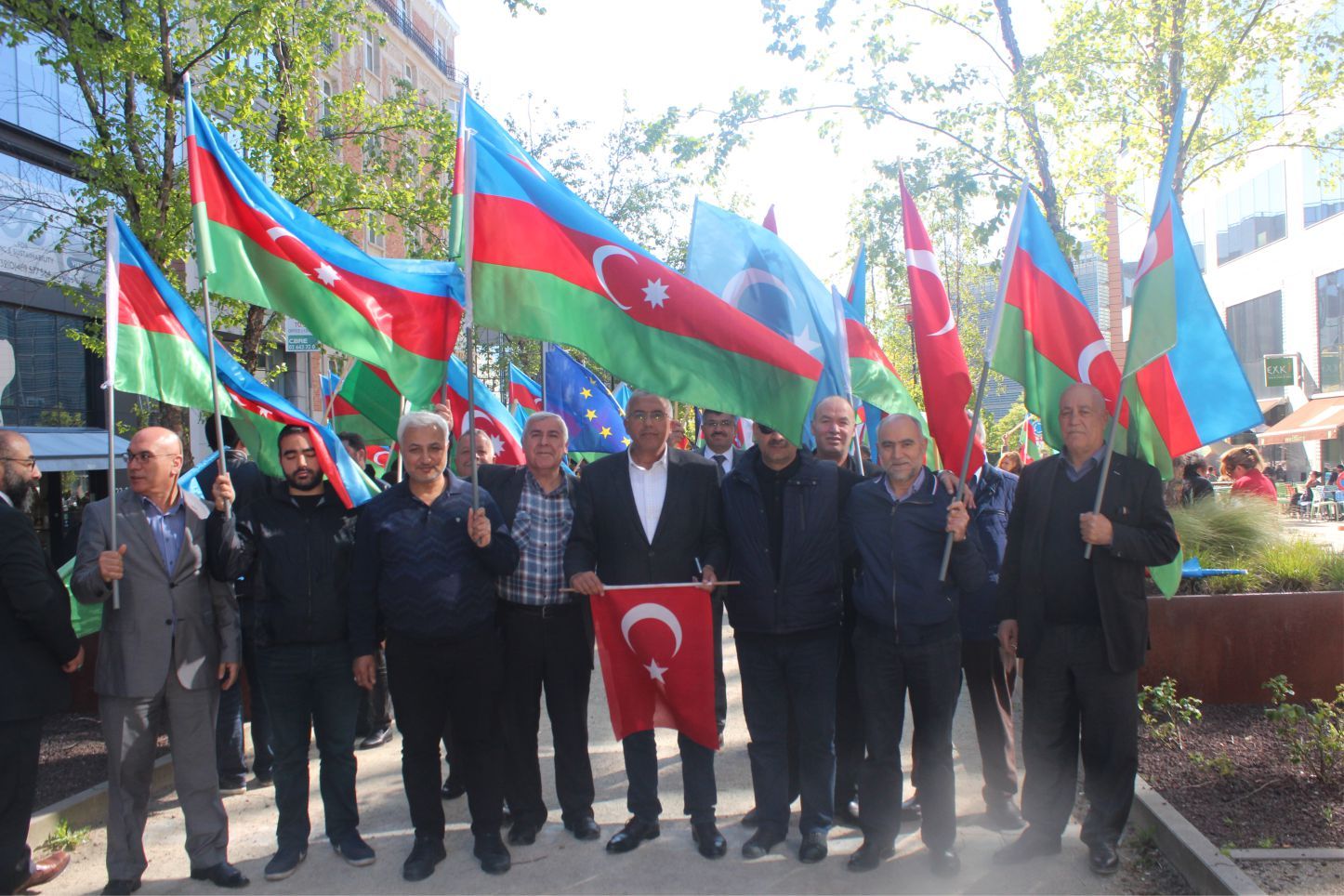 ~~AZERBAYCANLILARDAN  AVRUPAâ€™NIN  BAŞKENTİ BRÜKSELâ€™DEN CUMHURBAŞKANI İLHAM ALİYEVâ€™E  DESTEK GÖSTERİSİ