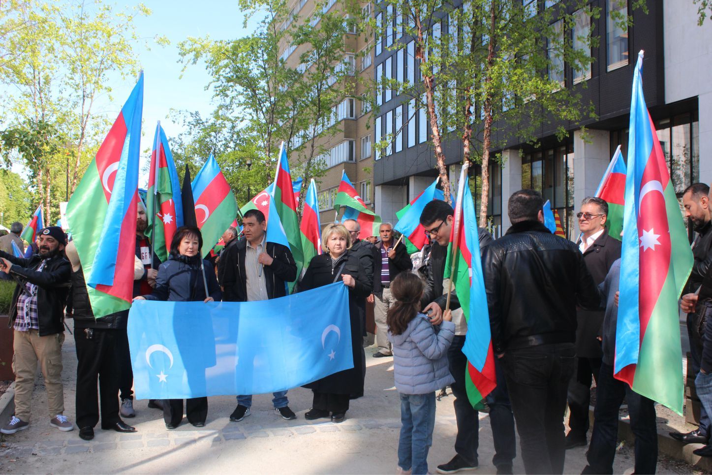 ~~AZERBAYCANLILARDAN  AVRUPAâ€™NIN  BAŞKENTİ BRÜKSELâ€™DEN CUMHURBAŞKANI İLHAM ALİYEVâ€™E  DESTEK GÖSTERİSİ
