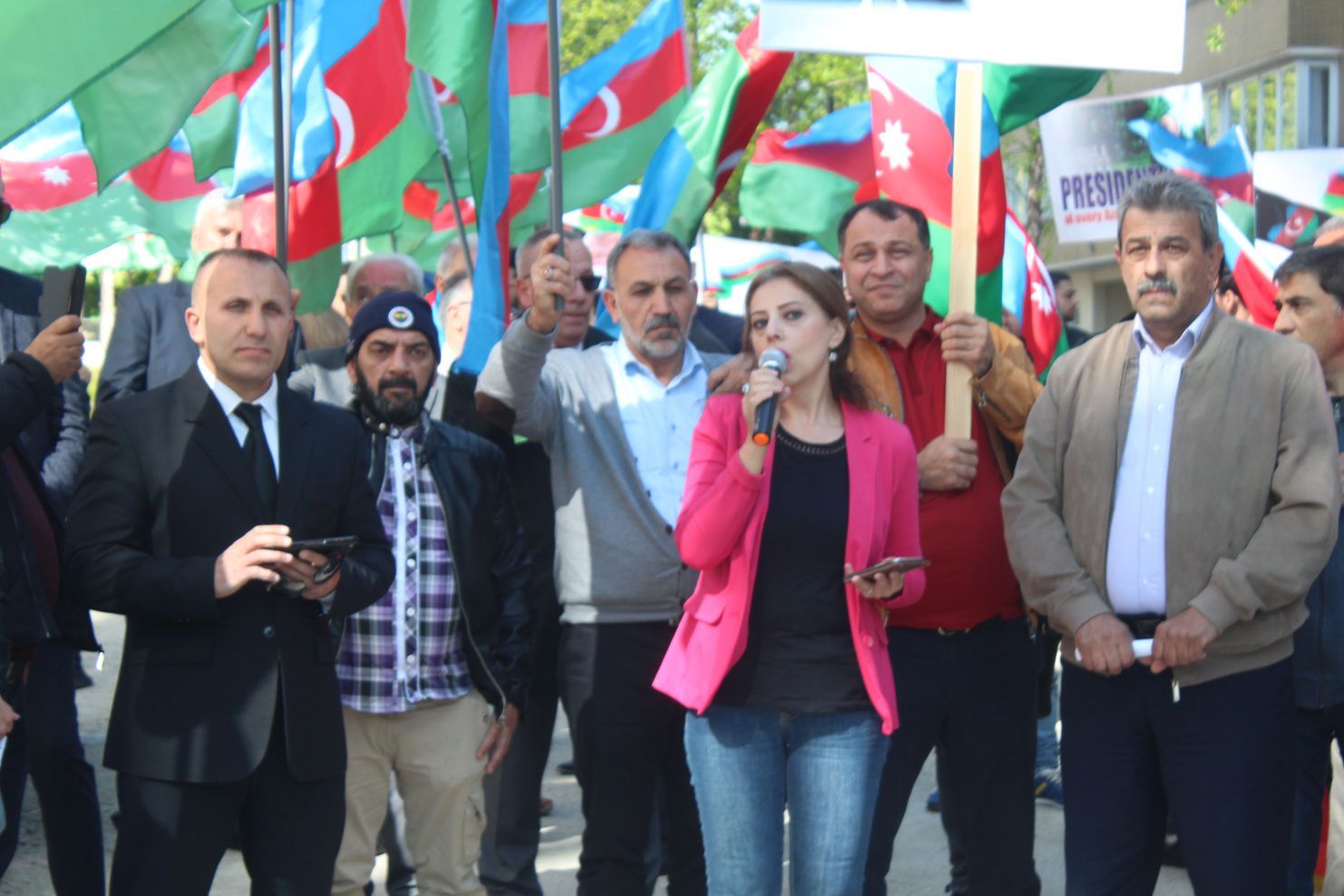 ~~AZERBAYCANLILARDAN  AVRUPAâ€™NIN  BAŞKENTİ BRÜKSELâ€™DEN CUMHURBAŞKANI İLHAM ALİYEVâ€™E  DESTEK GÖSTERİSİ