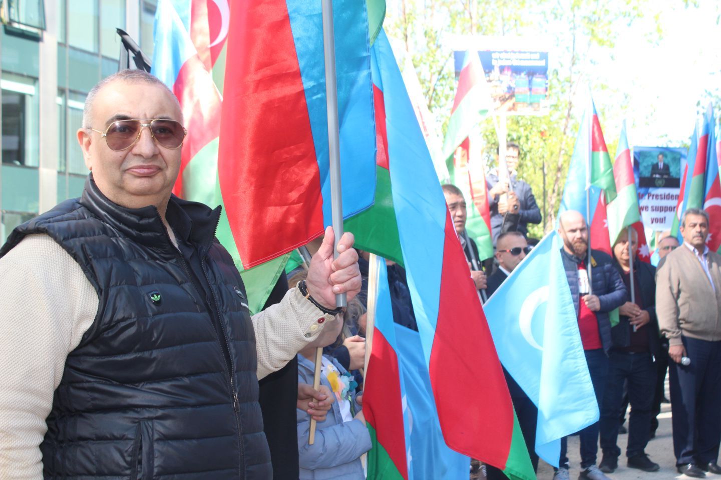 ~~AZERBAYCANLILARDAN  AVRUPAâ€™NIN  BAŞKENTİ BRÜKSELâ€™DEN CUMHURBAŞKANI İLHAM ALİYEVâ€™E  DESTEK GÖSTERİSİ