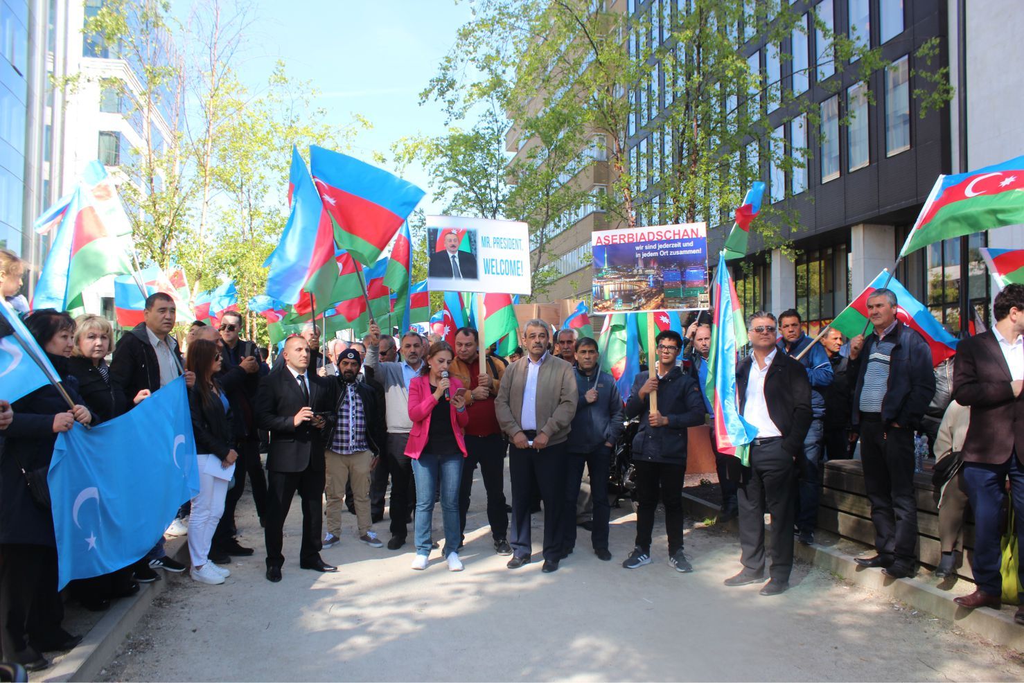 ~~AZERBAYCANLILARDAN  AVRUPAâ€™NIN  BAŞKENTİ BRÜKSELâ€™DEN CUMHURBAŞKANI İLHAM ALİYEVâ€™E  DESTEK GÖSTERİSİ