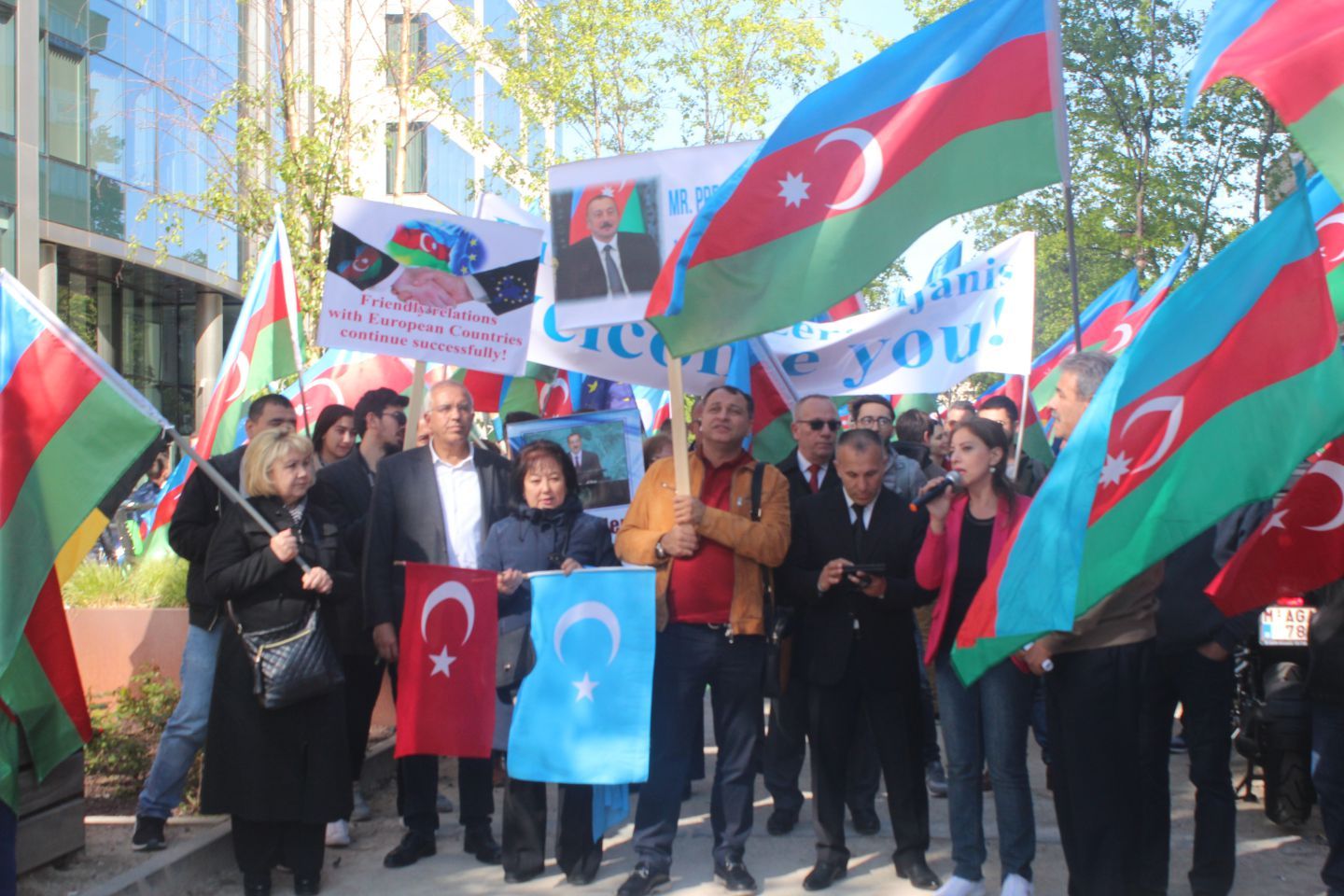 ~~AZERBAYCANLILARDAN  AVRUPAâ€™NIN  BAŞKENTİ BRÜKSELâ€™DEN CUMHURBAŞKANI İLHAM ALİYEVâ€™E  DESTEK GÖSTERİSİ