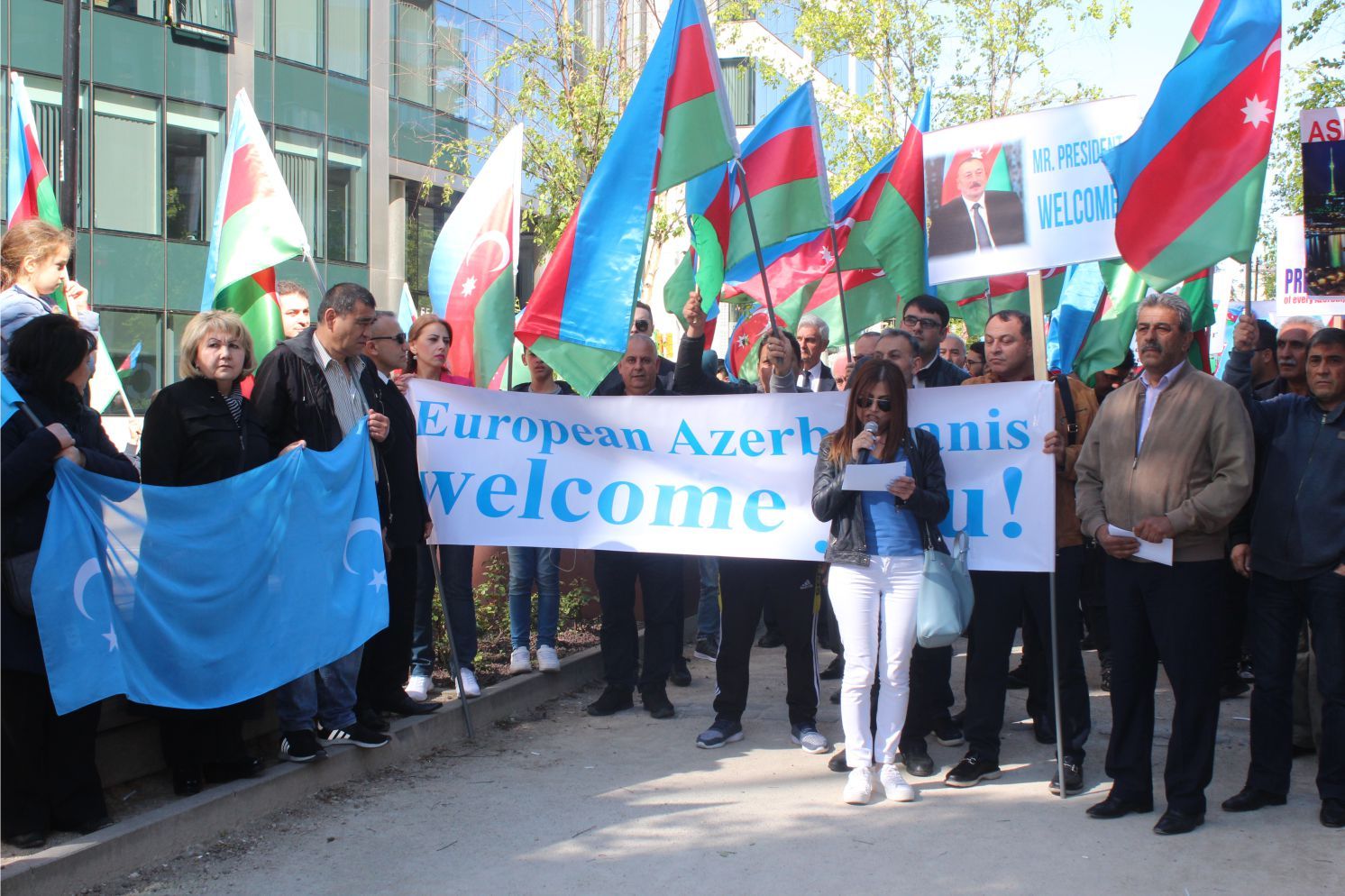 ~~AZERBAYCANLILARDAN  AVRUPAâ€™NIN  BAŞKENTİ BRÜKSELâ€™DEN CUMHURBAŞKANI İLHAM ALİYEVâ€™E  DESTEK GÖSTERİSİ