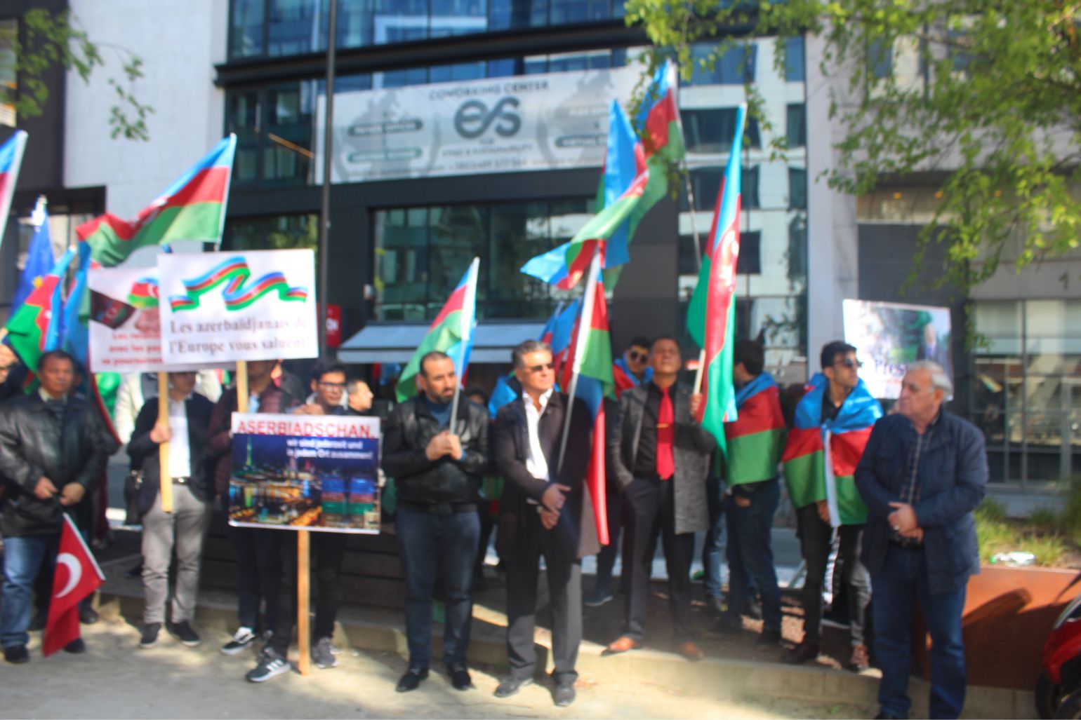 ~~AZERBAYCANLILARDAN  AVRUPAâ€™NIN  BAŞKENTİ BRÜKSELâ€™DEN CUMHURBAŞKANI İLHAM ALİYEVâ€™E  DESTEK GÖSTERİSİ