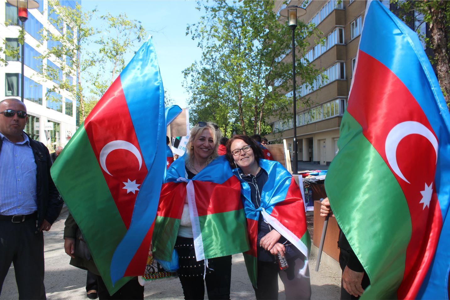 ~~AZERBAYCANLILARDAN  AVRUPAâ€™NIN  BAŞKENTİ BRÜKSELâ€™DEN CUMHURBAŞKANI İLHAM ALİYEVâ€™E  DESTEK GÖSTERİSİ