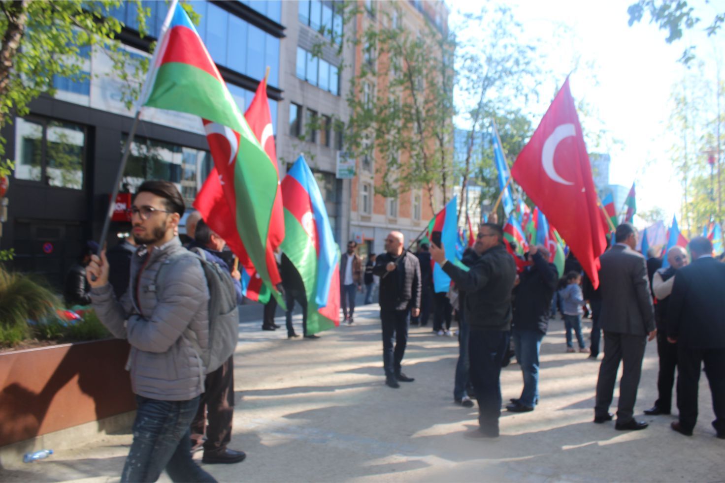 ~~AZERBAYCANLILARDAN  AVRUPAâ€™NIN  BAŞKENTİ BRÜKSELâ€™DEN CUMHURBAŞKANI İLHAM ALİYEVâ€™E  DESTEK GÖSTERİSİ