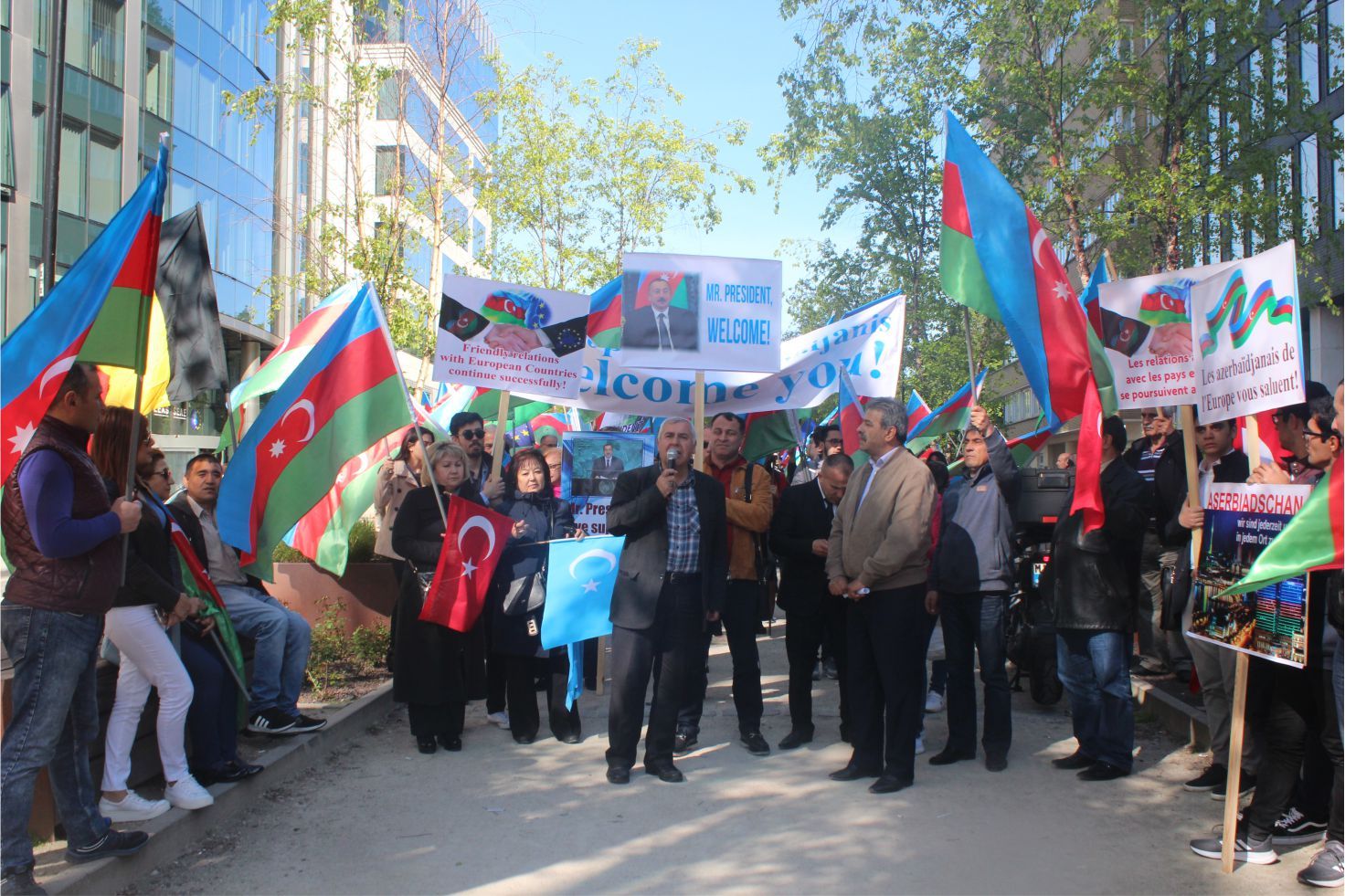 ~~AZERBAYCANLILARDAN  AVRUPAâ€™NIN  BAŞKENTİ BRÜKSELâ€™DEN CUMHURBAŞKANI İLHAM ALİYEVâ€™E  DESTEK GÖSTERİSİ