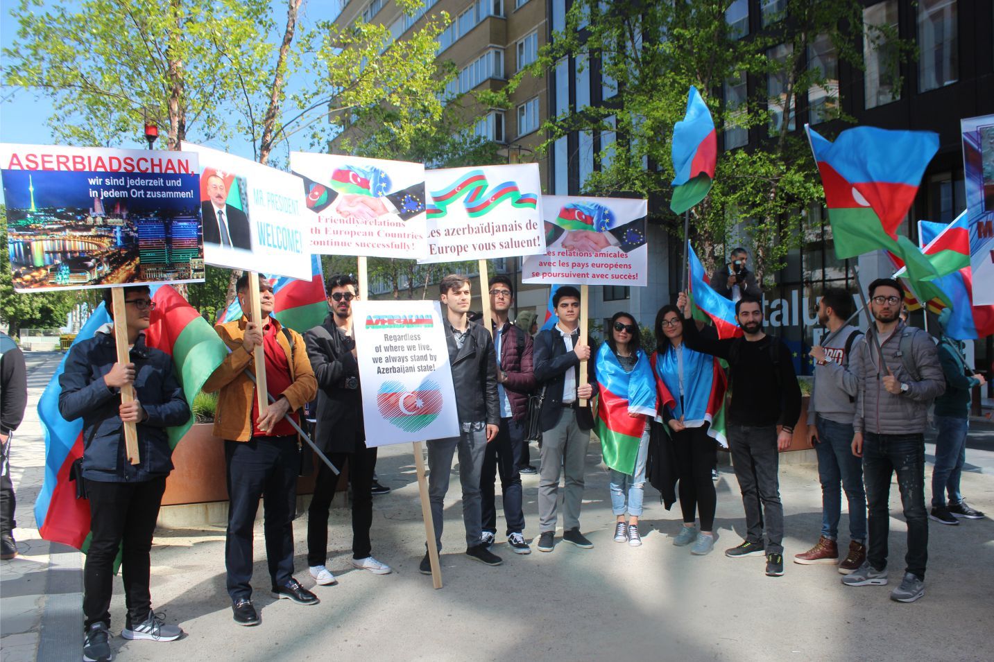 ~~AZERBAYCANLILARDAN  AVRUPAâ€™NIN  BAŞKENTİ BRÜKSELâ€™DEN CUMHURBAŞKANI İLHAM ALİYEVâ€™E  DESTEK GÖSTERİSİ
