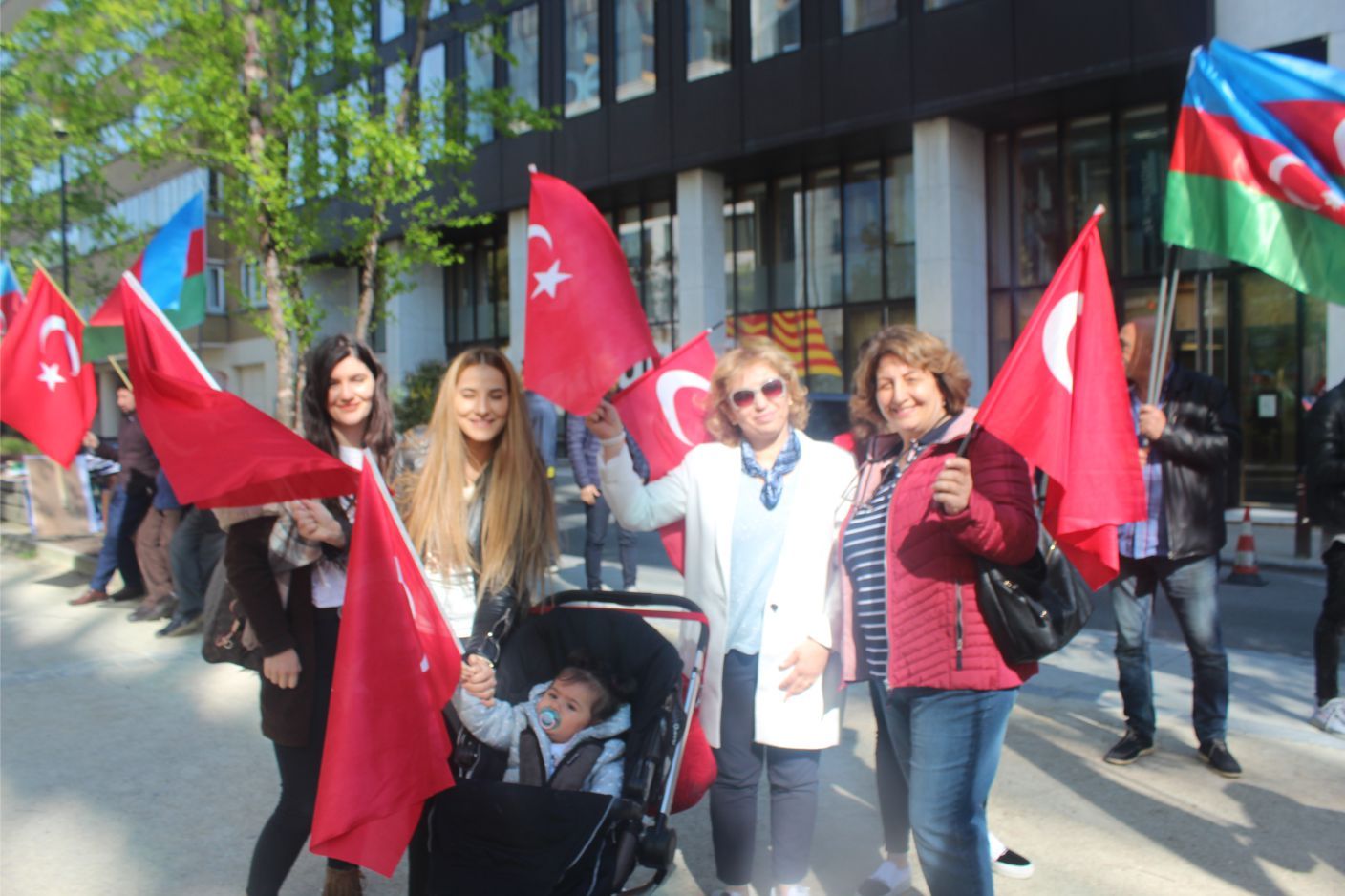 ~~AZERBAYCANLILARDAN  AVRUPAâ€™NIN  BAŞKENTİ BRÜKSELâ€™DEN CUMHURBAŞKANI İLHAM ALİYEVâ€™E  DESTEK GÖSTERİSİ