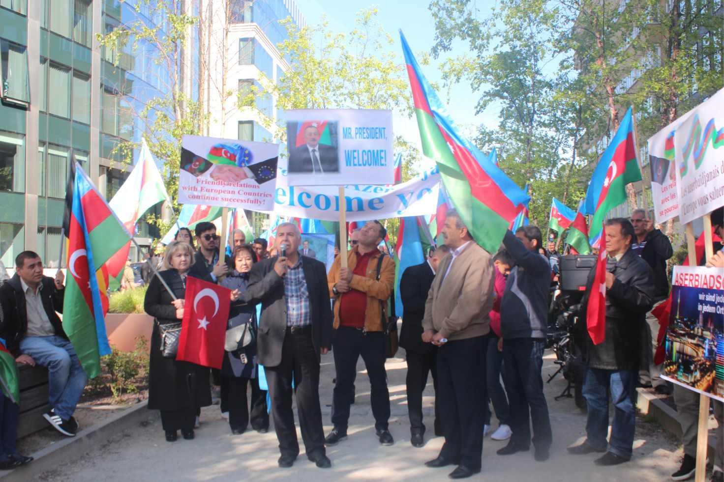 ~~AZERBAYCANLILARDAN  AVRUPAâ€™NIN  BAŞKENTİ BRÜKSELâ€™DEN CUMHURBAŞKANI İLHAM ALİYEVâ€™E  DESTEK GÖSTERİSİ