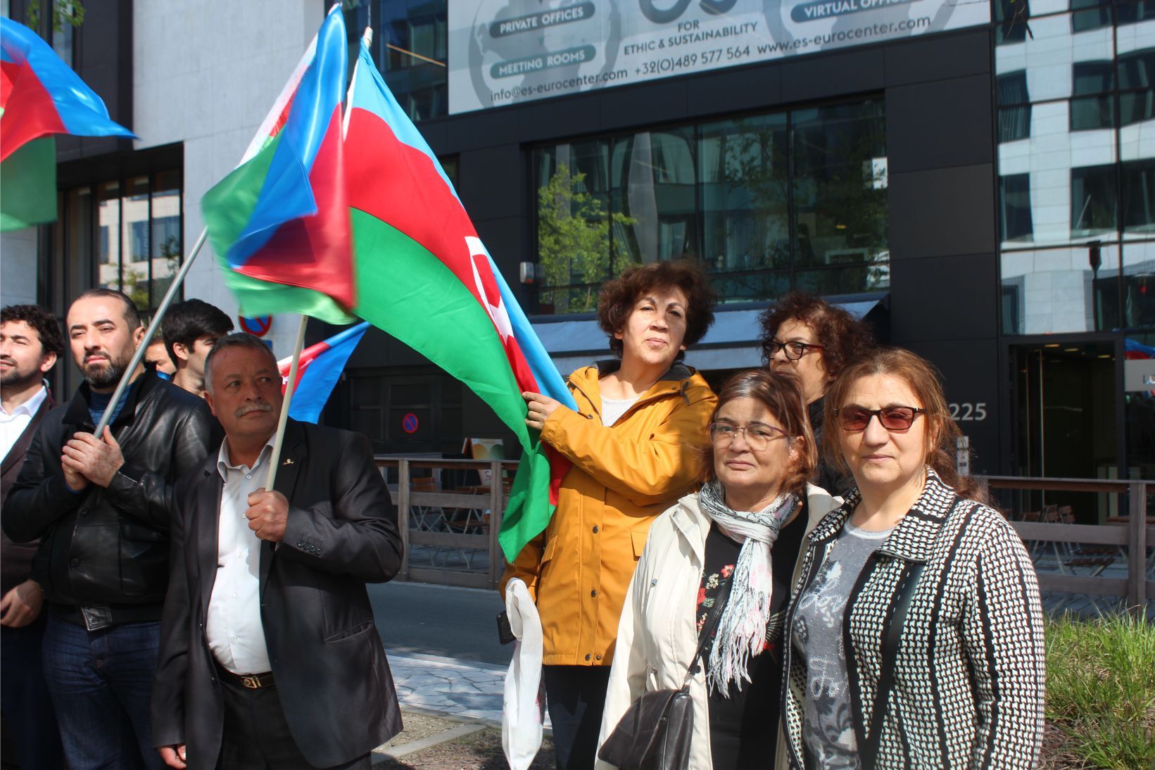 ~~AZERBAYCANLILARDAN  AVRUPAâ€™NIN  BAŞKENTİ BRÜKSELâ€™DEN CUMHURBAŞKANI İLHAM ALİYEVâ€™E  DESTEK GÖSTERİSİ