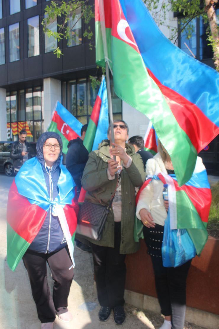 ~~AZERBAYCANLILARDAN  AVRUPAâ€™NIN  BAŞKENTİ BRÜKSELâ€™DEN CUMHURBAŞKANI İLHAM ALİYEVâ€™E  DESTEK GÖSTERİSİ