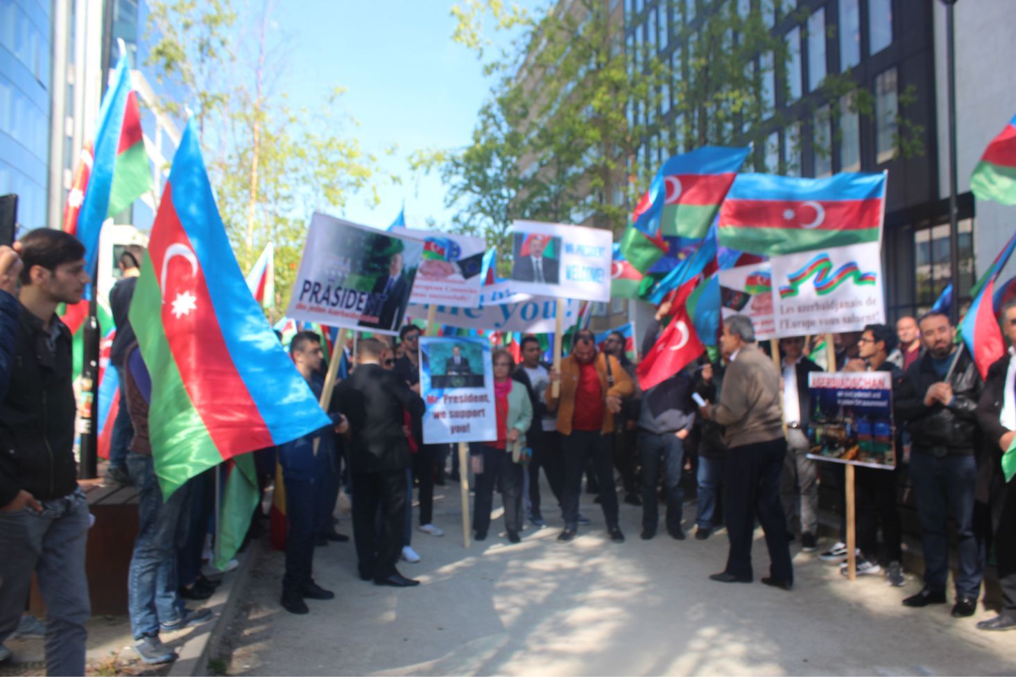 ~~AZERBAYCANLILARDAN  AVRUPAâ€™NIN  BAŞKENTİ BRÜKSELâ€™DEN CUMHURBAŞKANI İLHAM ALİYEVâ€™E  DESTEK GÖSTERİSİ
