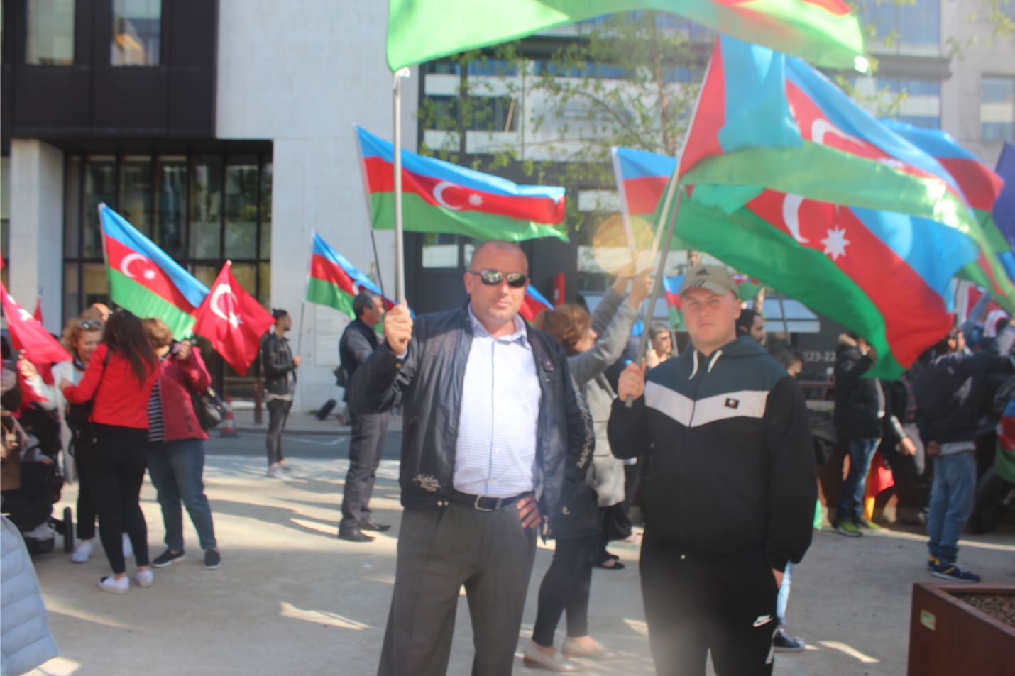 ~~AZERBAYCANLILARDAN  AVRUPAâ€™NIN  BAŞKENTİ BRÜKSELâ€™DEN CUMHURBAŞKANI İLHAM ALİYEVâ€™E  DESTEK GÖSTERİSİ