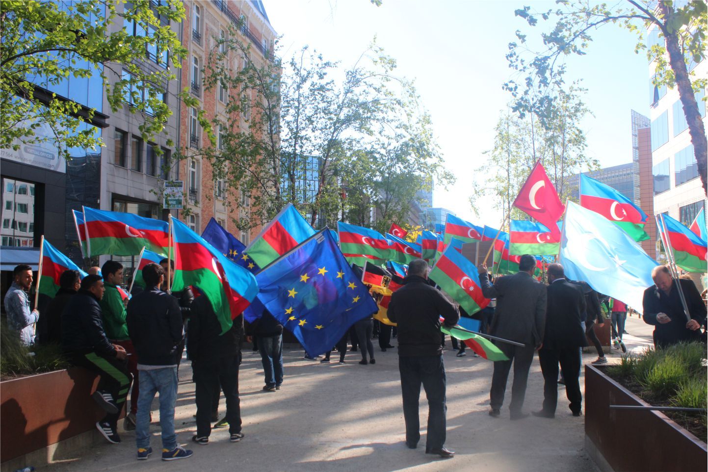 ~~AZERBAYCANLILARDAN  AVRUPAâ€™NIN  BAŞKENTİ BRÜKSELâ€™DEN CUMHURBAŞKANI İLHAM ALİYEVâ€™E  DESTEK GÖSTERİSİ
