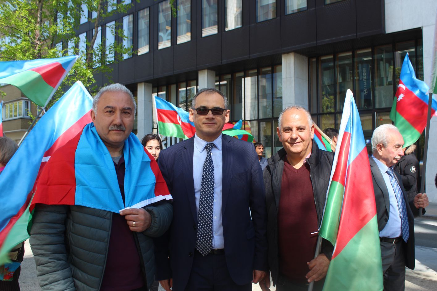 ~~AZERBAYCANLILARDAN  AVRUPAâ€™NIN  BAŞKENTİ BRÜKSELâ€™DEN CUMHURBAŞKANI İLHAM ALİYEVâ€™E  DESTEK GÖSTERİSİ