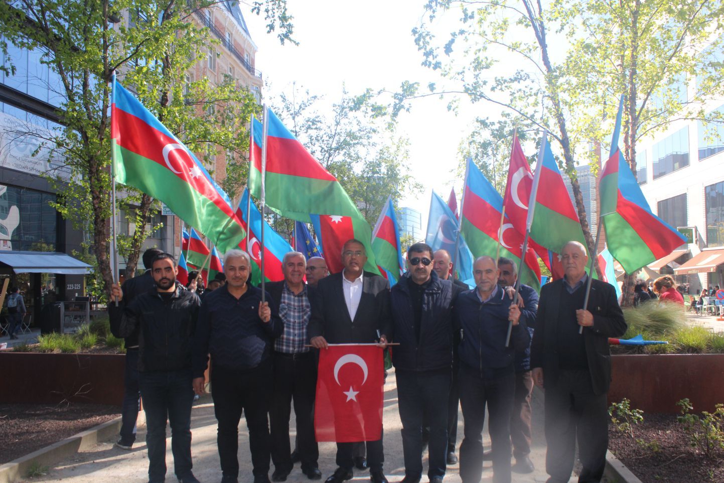 ~~AZERBAYCANLILARDAN  AVRUPAâ€™NIN  BAŞKENTİ BRÜKSELâ€™DEN CUMHURBAŞKANI İLHAM ALİYEVâ€™E  DESTEK GÖSTERİSİ