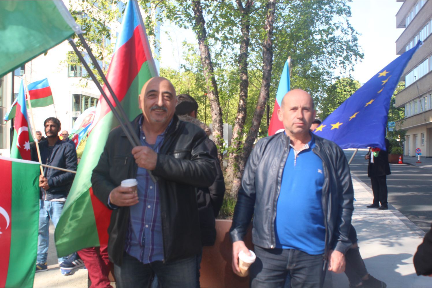 ~~AZERBAYCANLILARDAN  AVRUPAâ€™NIN  BAŞKENTİ BRÜKSELâ€™DEN CUMHURBAŞKANI İLHAM ALİYEVâ€™E  DESTEK GÖSTERİSİ