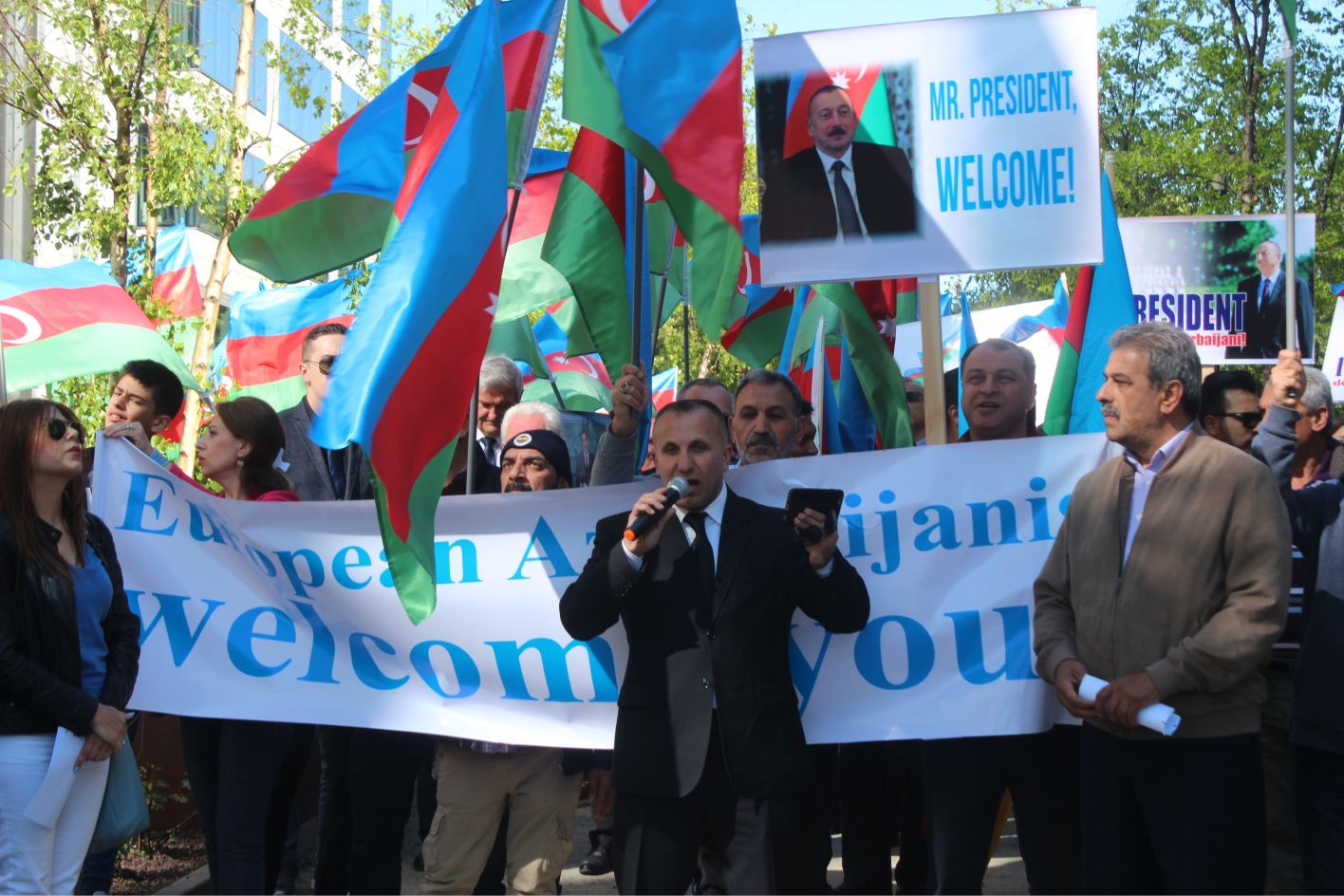 ~~AZERBAYCANLILARDAN  AVRUPAâ€™NIN  BAŞKENTİ BRÜKSELâ€™DEN CUMHURBAŞKANI İLHAM ALİYEVâ€™E  DESTEK GÖSTERİSİ