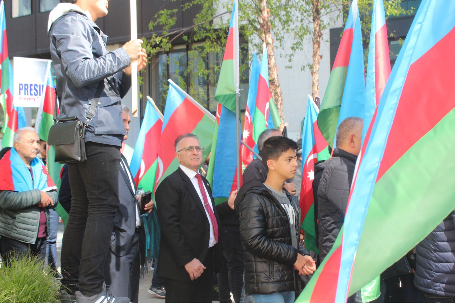~~AZERBAYCANLILARDAN  AVRUPAâ€™NIN  BAŞKENTİ BRÜKSELâ€™DEN CUMHURBAŞKANI İLHAM ALİYEVâ€™E  DESTEK GÖSTERİSİ