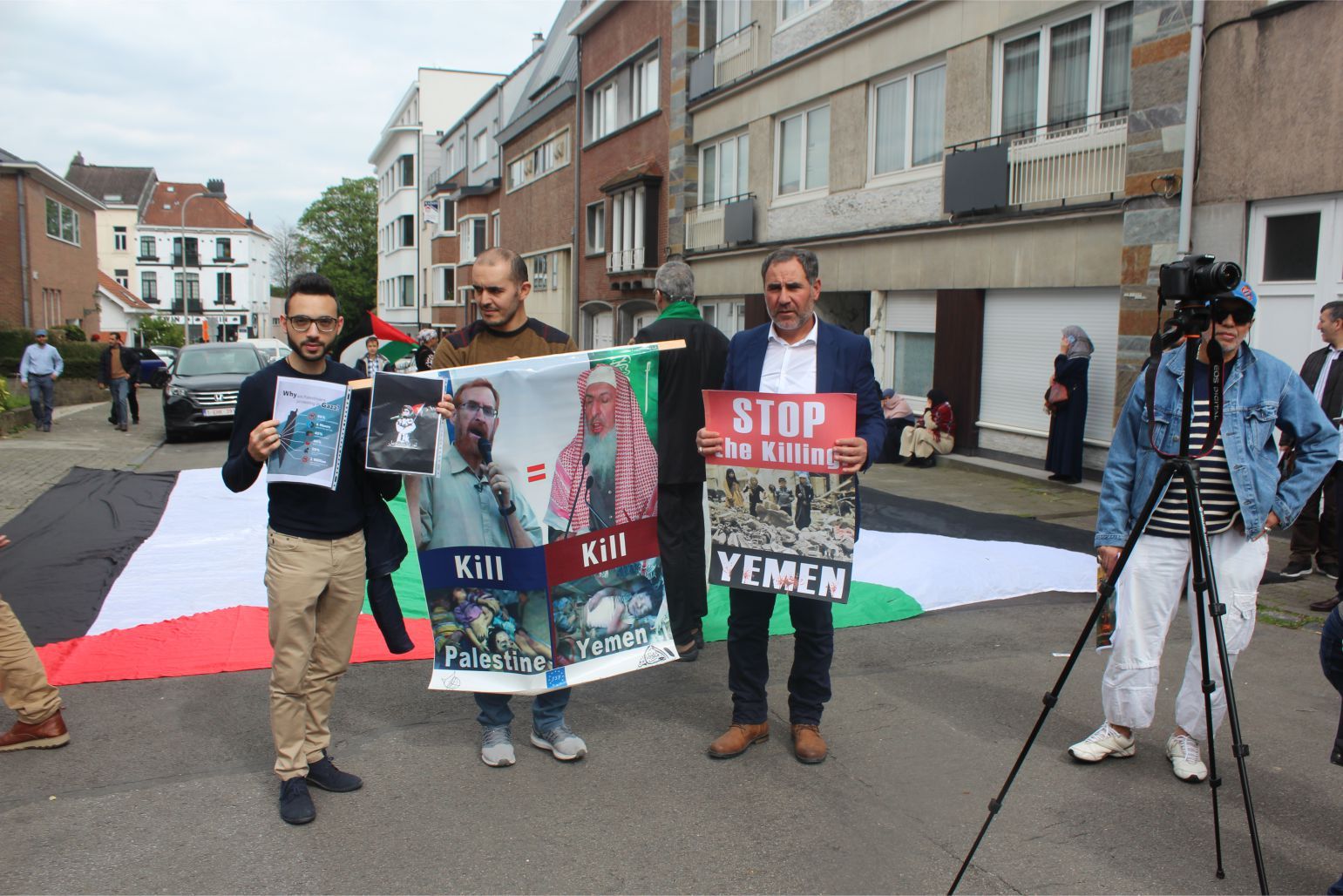 YÜZLERCE MÜSLÜMAN 'DÜNYA KUDÜS GÜNÜ' NEDENİYLE AVRUPA'NIN BAŞKENTİ BRÜKSEL'DE 'KATİL İSRAİL' DİYE PROTESTO YAPTILAR