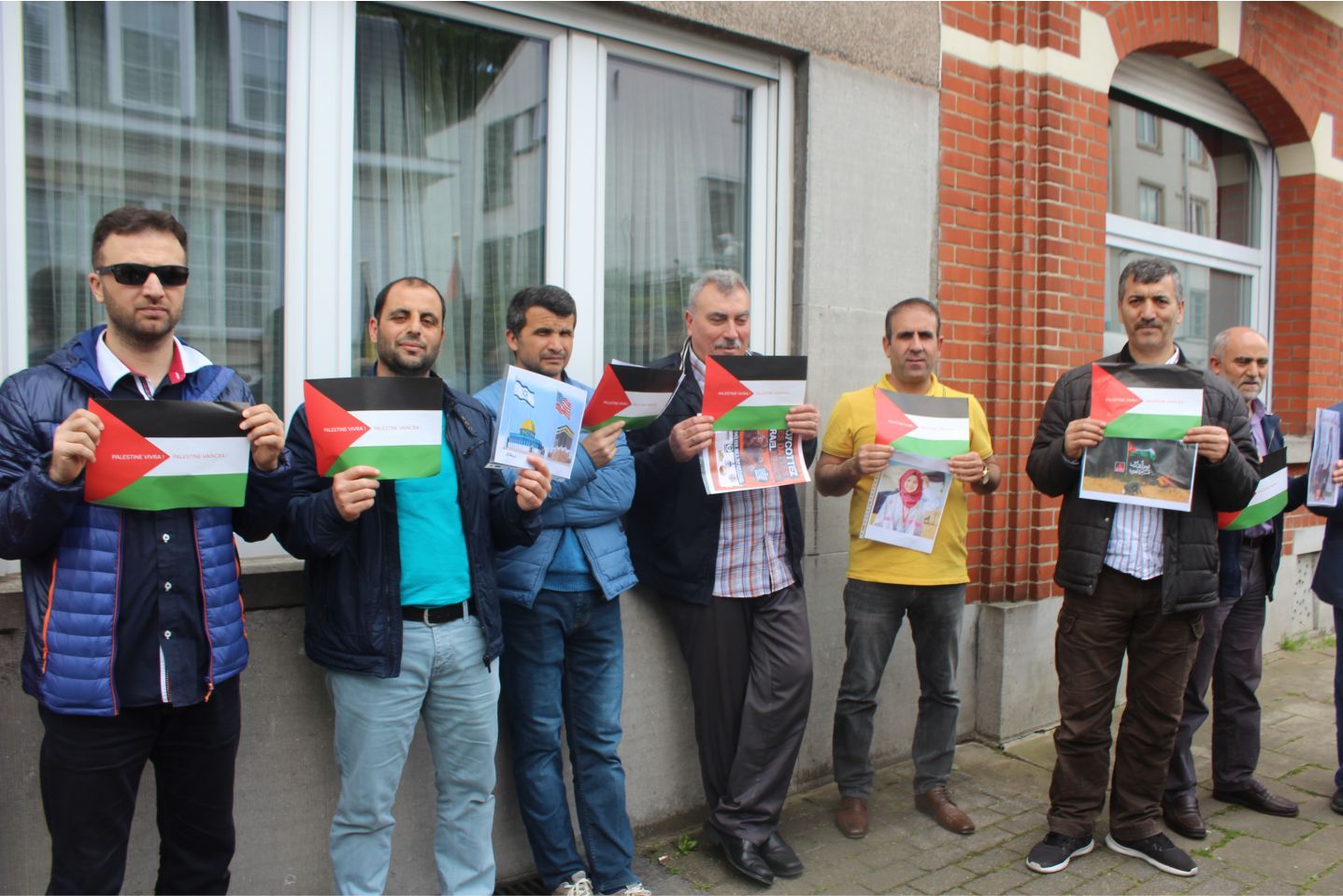 YÜZLERCE MÜSLÜMAN 'DÜNYA KUDÜS GÜNÜ' NEDENİYLE AVRUPA'NIN BAŞKENTİ BRÜKSEL'DE 'KATİL İSRAİL' DİYE PROTESTO YAPTILAR