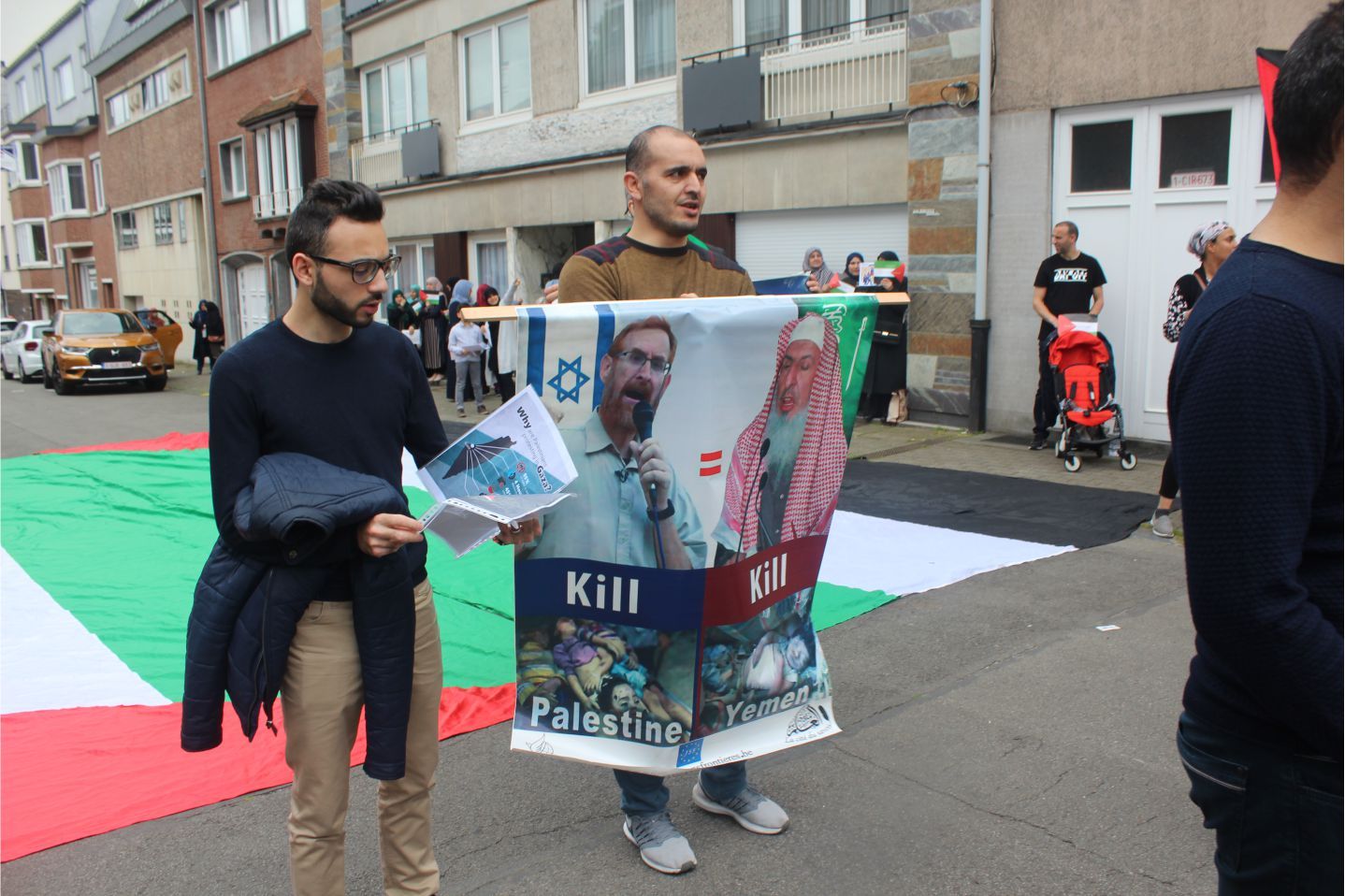 YÜZLERCE MÜSLÜMAN 'DÜNYA KUDÜS GÜNÜ' NEDENİYLE AVRUPA'NIN BAŞKENTİ BRÜKSEL'DE 'KATİL İSRAİL' DİYE PROTESTO YAPTILAR