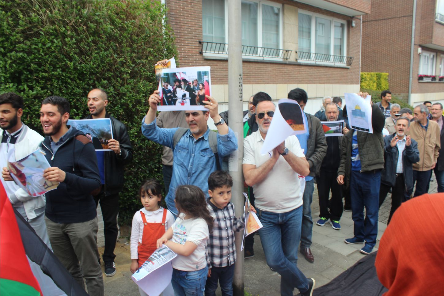 YÜZLERCE MÜSLÜMAN 'DÜNYA KUDÜS GÜNÜ' NEDENİYLE AVRUPA'NIN BAŞKENTİ BRÜKSEL'DE 'KATİL İSRAİL' DİYE PROTESTO YAPTILAR