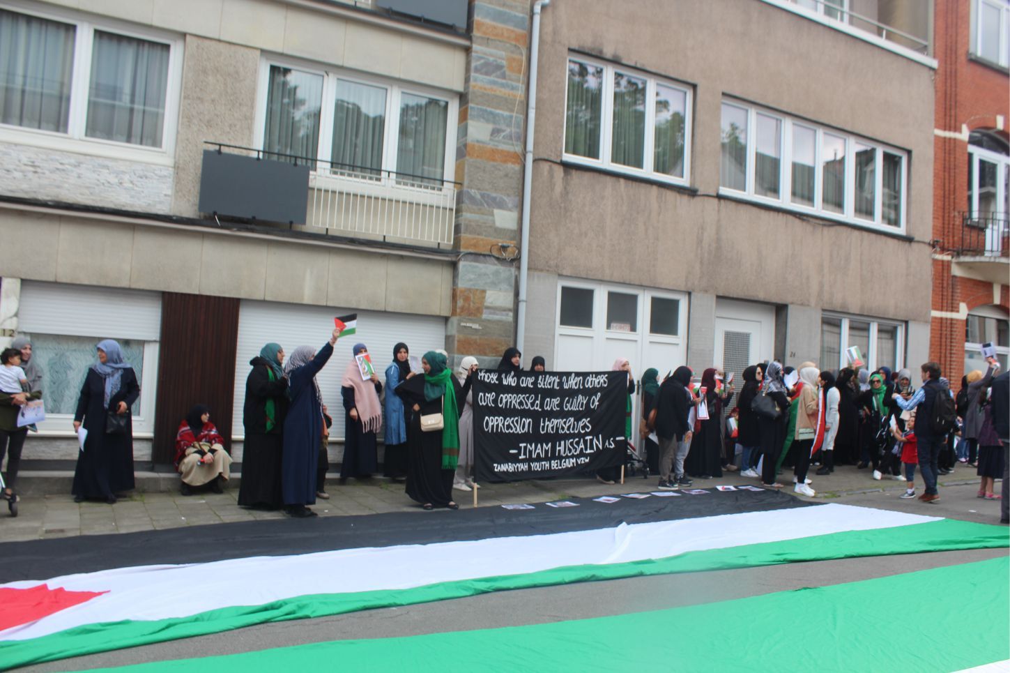YÜZLERCE MÜSLÜMAN 'DÜNYA KUDÜS GÜNÜ' NEDENİYLE AVRUPA'NIN BAŞKENTİ BRÜKSEL'DE 'KATİL İSRAİL' DİYE PROTESTO YAPTILAR