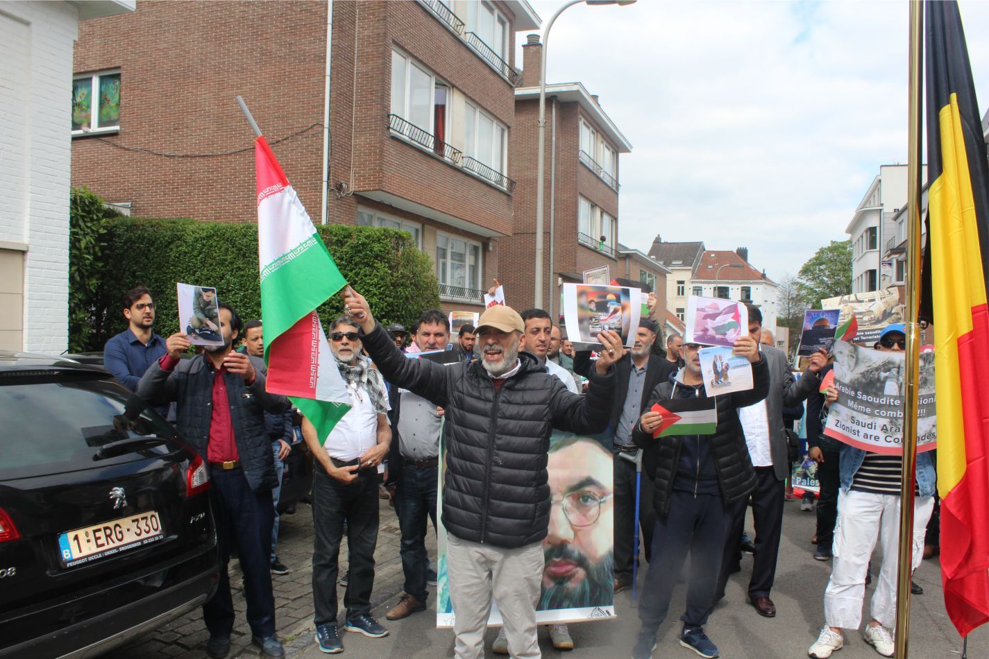 YÜZLERCE MÜSLÜMAN 'DÜNYA KUDÜS GÜNÜ' NEDENİYLE AVRUPA'NIN BAŞKENTİ BRÜKSEL'DE 'KATİL İSRAİL' DİYE PROTESTO YAPTILAR