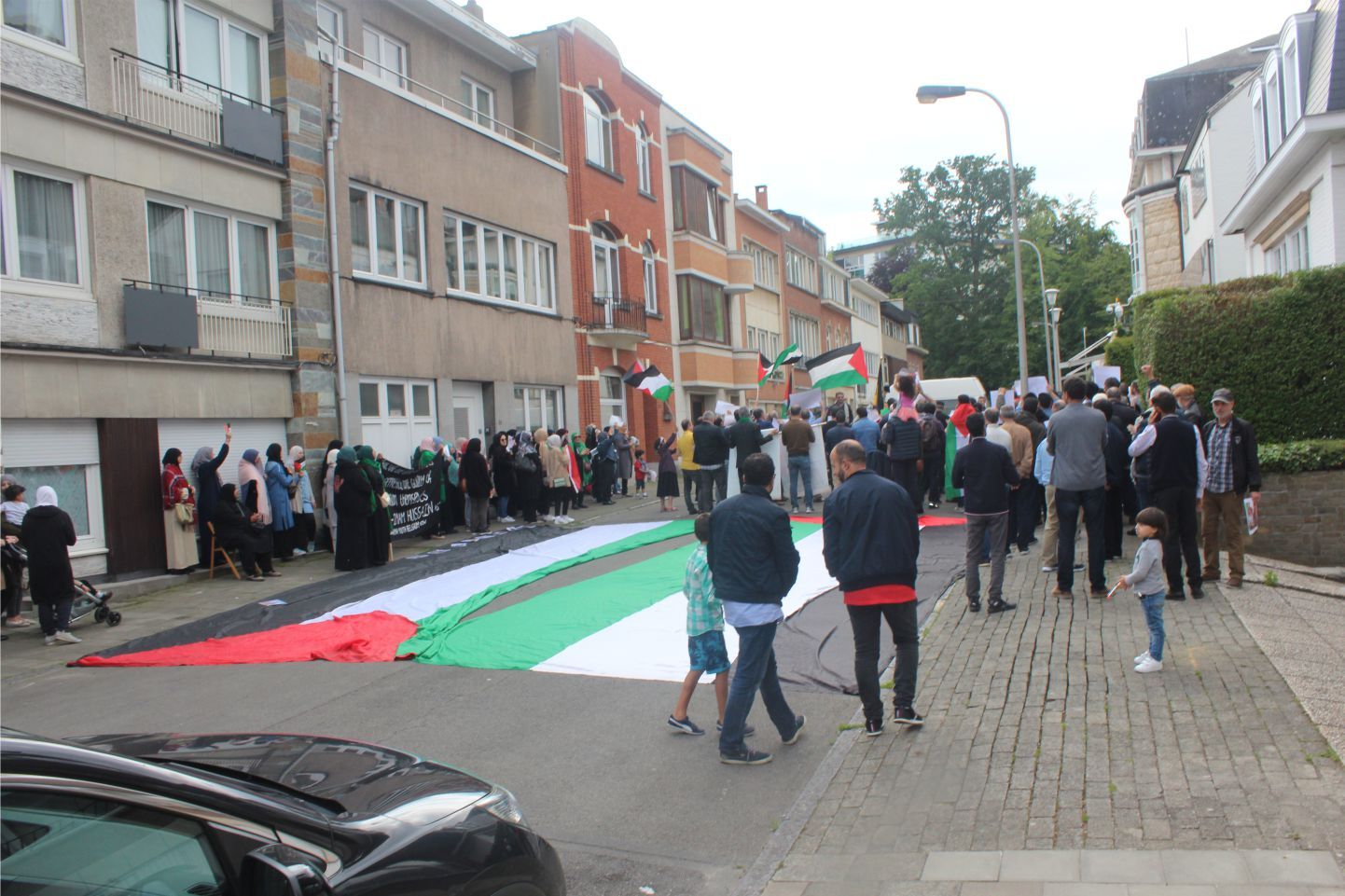 YÜZLERCE MÜSLÜMAN 'DÜNYA KUDÜS GÜNÜ' NEDENİYLE AVRUPA'NIN BAŞKENTİ BRÜKSEL'DE 'KATİL İSRAİL' DİYE PROTESTO YAPTILAR
