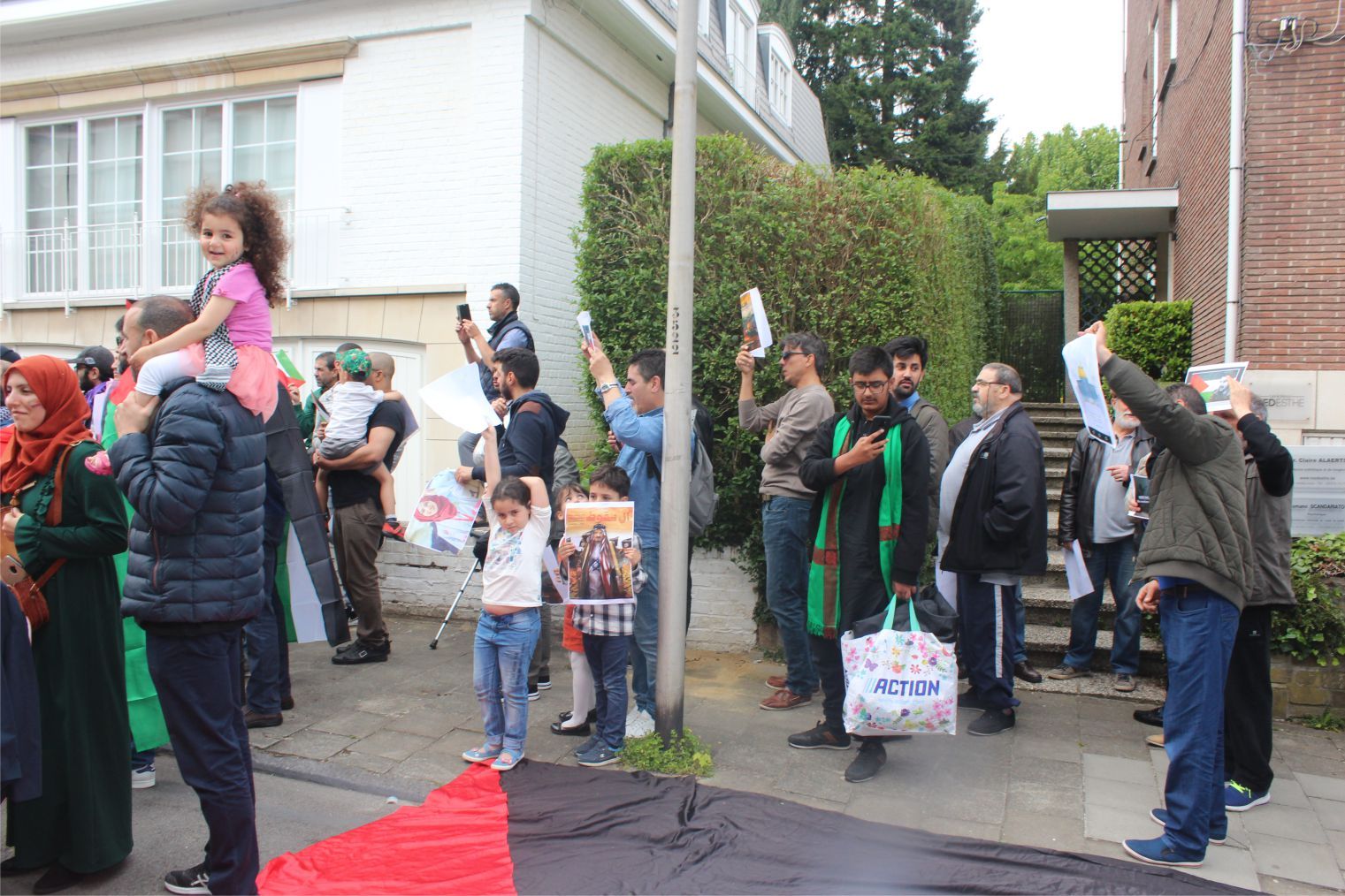 YÜZLERCE MÜSLÜMAN 'DÜNYA KUDÜS GÜNÜ' NEDENİYLE AVRUPA'NIN BAŞKENTİ BRÜKSEL'DE 'KATİL İSRAİL' DİYE PROTESTO YAPTILAR
