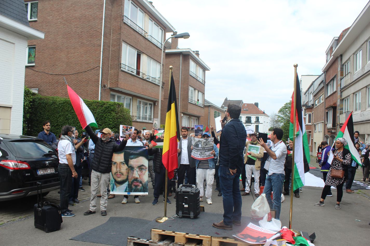 YÜZLERCE MÜSLÜMAN 'DÜNYA KUDÜS GÜNÜ' NEDENİYLE AVRUPA'NIN BAŞKENTİ BRÜKSEL'DE 'KATİL İSRAİL' DİYE PROTESTO YAPTILAR