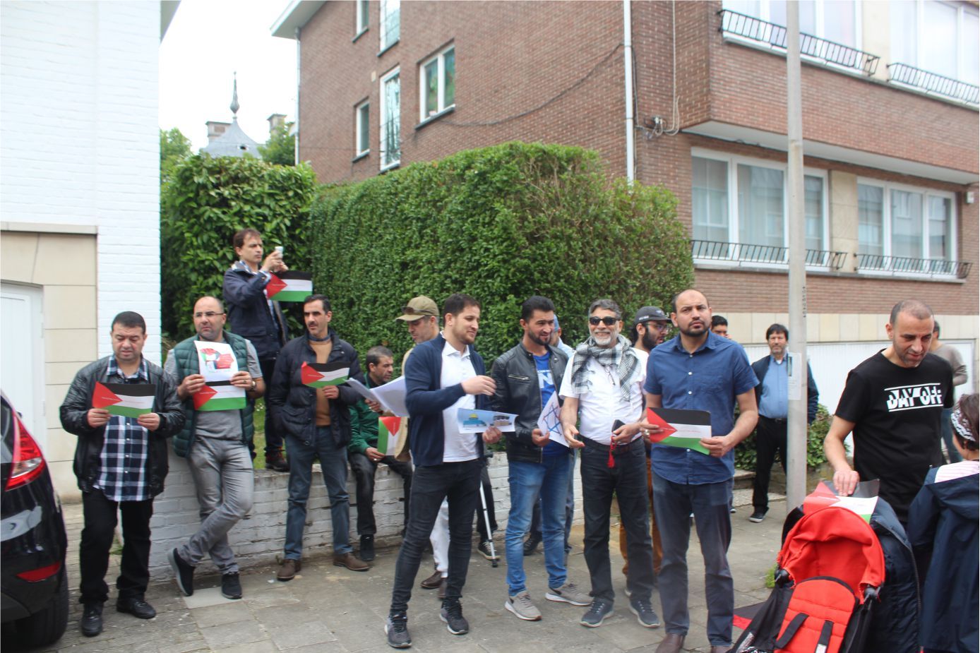 YÜZLERCE MÜSLÜMAN 'DÜNYA KUDÜS GÜNÜ' NEDENİYLE AVRUPA'NIN BAŞKENTİ BRÜKSEL'DE 'KATİL İSRAİL' DİYE PROTESTO YAPTILAR