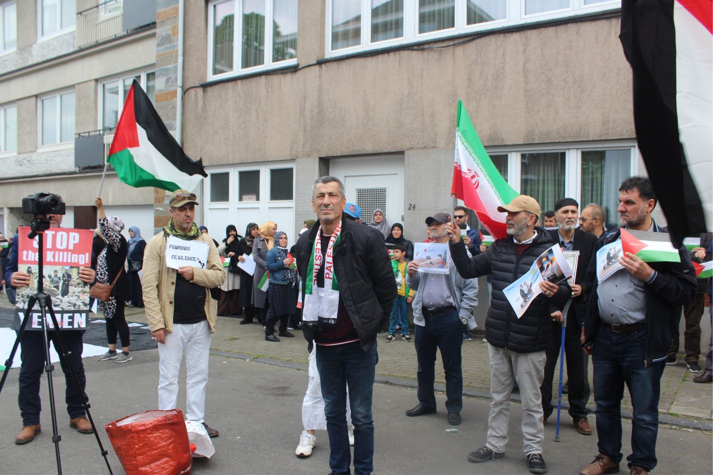 YÜZLERCE MÜSLÜMAN 'DÜNYA KUDÜS GÜNÜ' NEDENİYLE AVRUPA'NIN BAŞKENTİ BRÜKSEL'DE 'KATİL İSRAİL' DİYE PROTESTO YAPTILAR