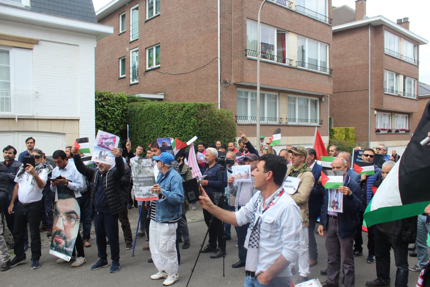YÜZLERCE MÜSLÜMAN 'DÜNYA KUDÜS GÜNÜ' NEDENİYLE AVRUPA'NIN BAŞKENTİ BRÜKSEL'DE 'KATİL İSRAİL' DİYE PROTESTO YAPTILAR