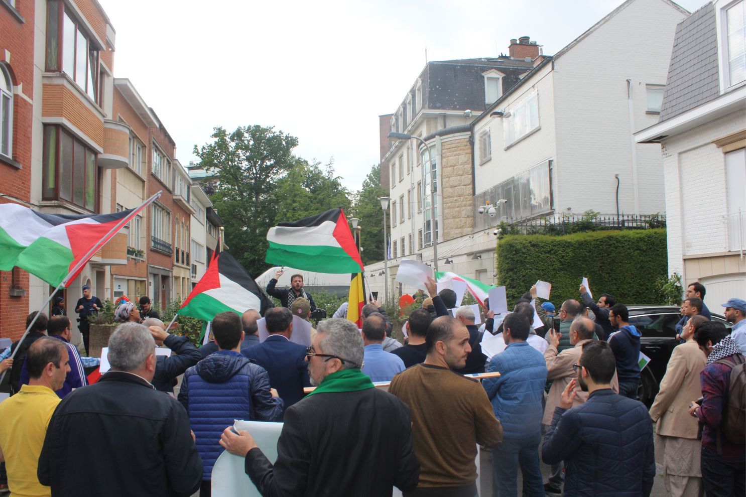 YÜZLERCE MÜSLÜMAN 'DÜNYA KUDÜS GÜNÜ' NEDENİYLE AVRUPA'NIN BAŞKENTİ BRÜKSEL'DE 'KATİL İSRAİL' DİYE PROTESTO YAPTILAR