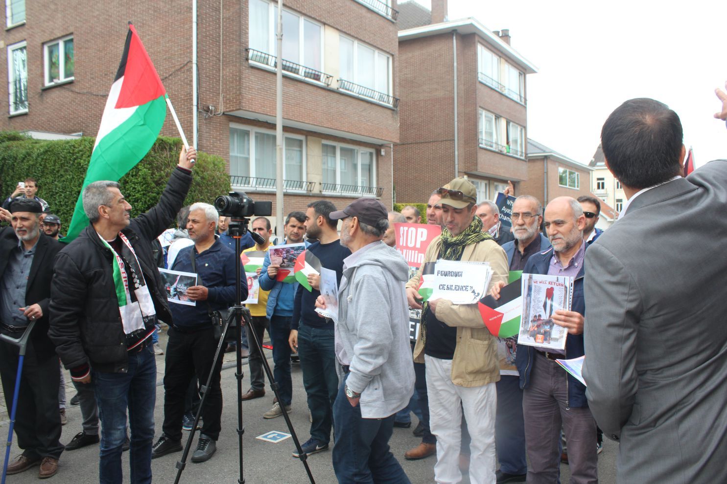 YÜZLERCE MÜSLÜMAN 'DÜNYA KUDÜS GÜNÜ' NEDENİYLE AVRUPA'NIN BAŞKENTİ BRÜKSEL'DE 'KATİL İSRAİL' DİYE PROTESTO YAPTILAR