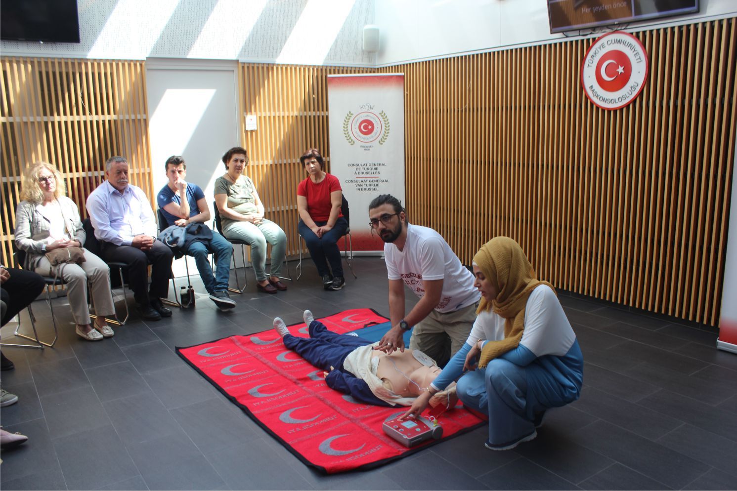 Başkonsolosluktan â€œTemel Yaşam Desteği-Suni Solunum ve Kalp Masajıâ€ adlı seminer